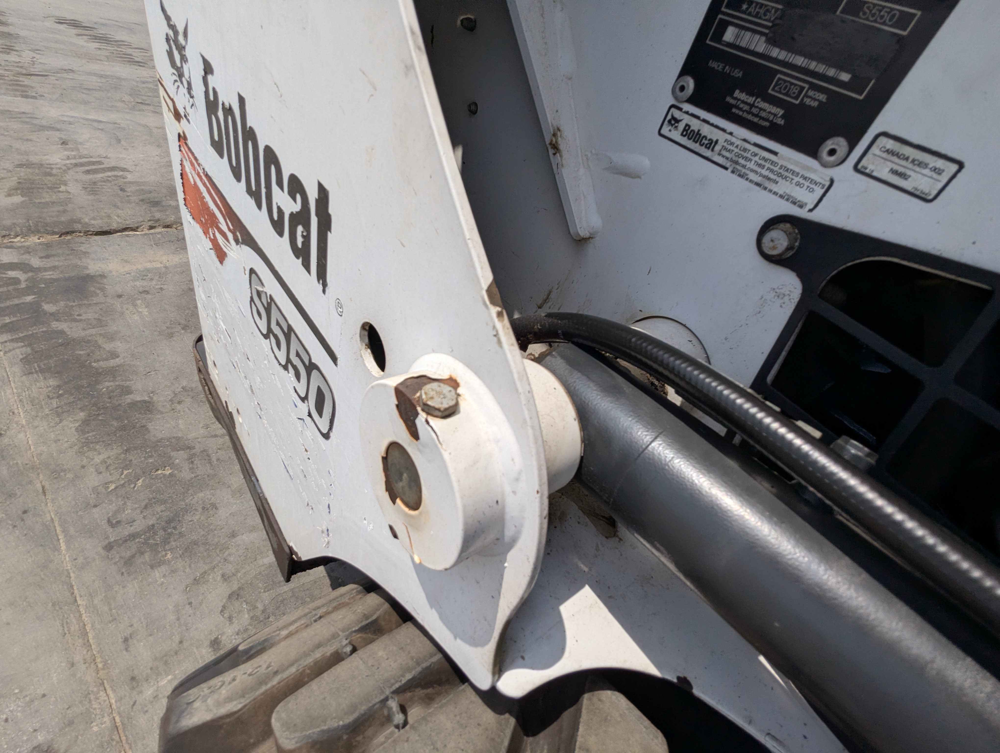 SSL-017-Bobcat-S550-Skid-steer-loaders-inspection-Chassis-Lift-arm-base-pin-and-bushings-1