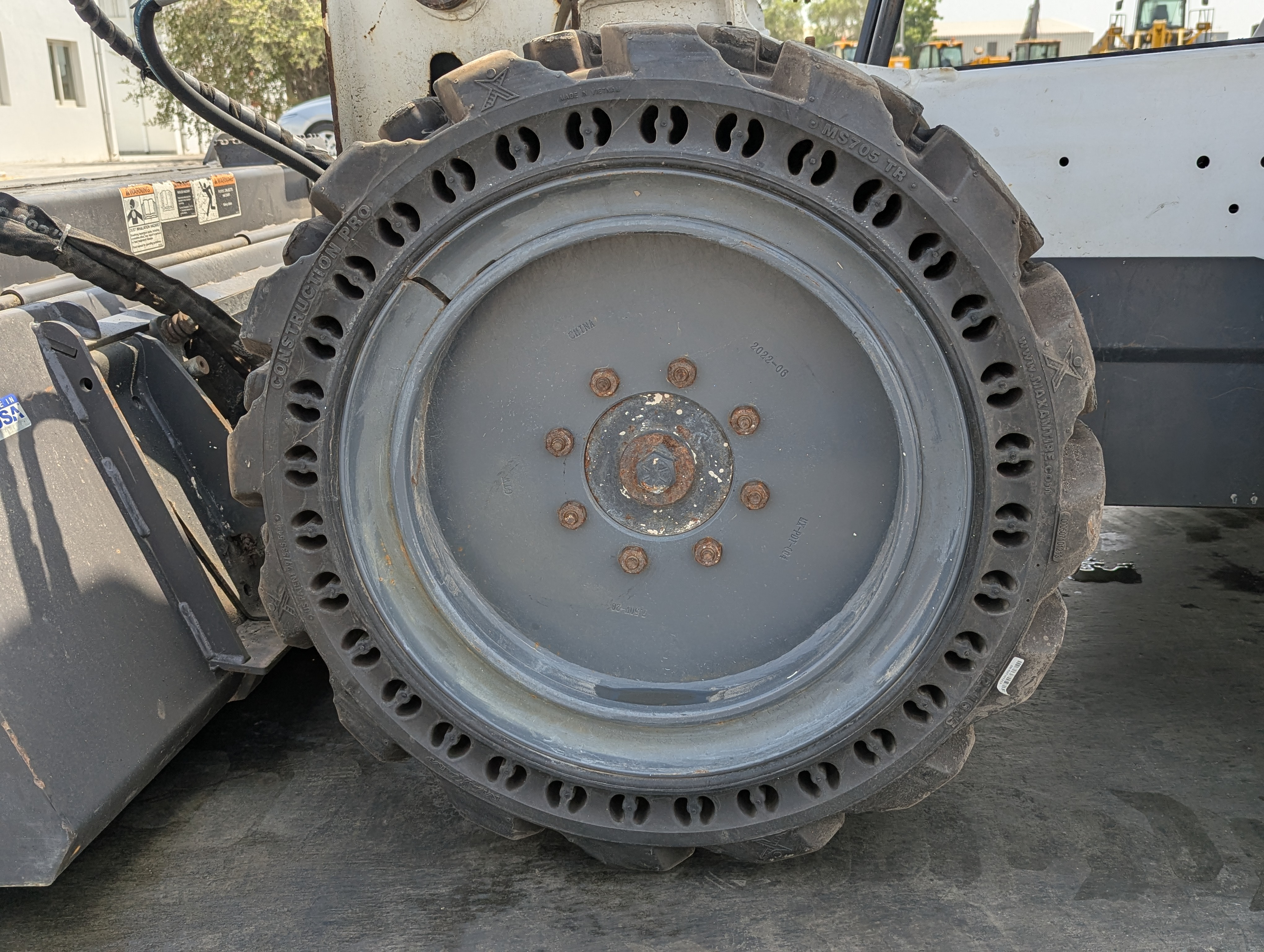 SSL-017-Bobcat-S550-Skid-steer-loaders-inspection-Chassis-Left-front-tire-/-wheel-hub---condition-1