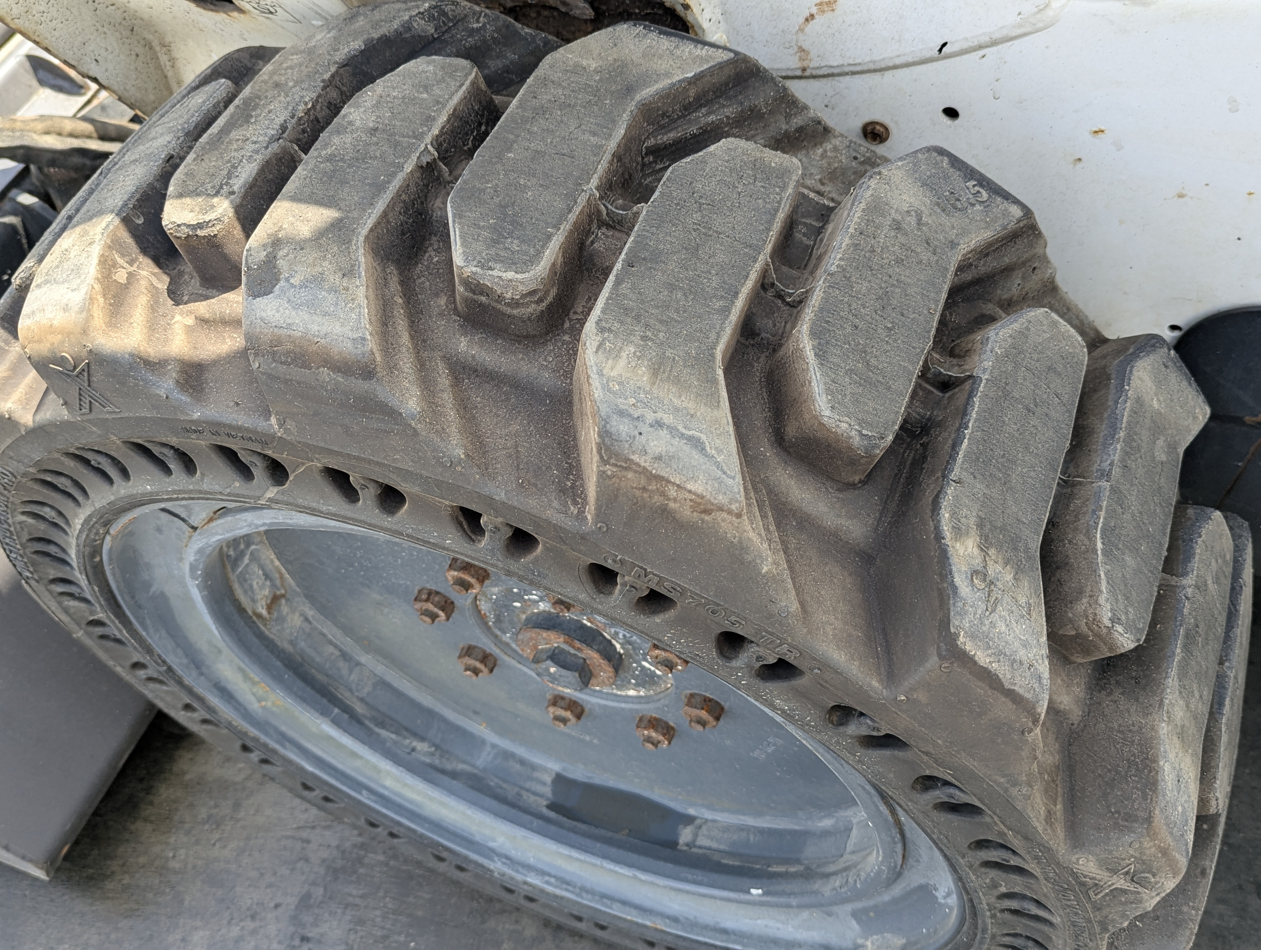 SSL-017-Bobcat-S550-Skid-steer-loaders-inspection-Chassis-Left-front-tire-/-wheel-hub---condition-1