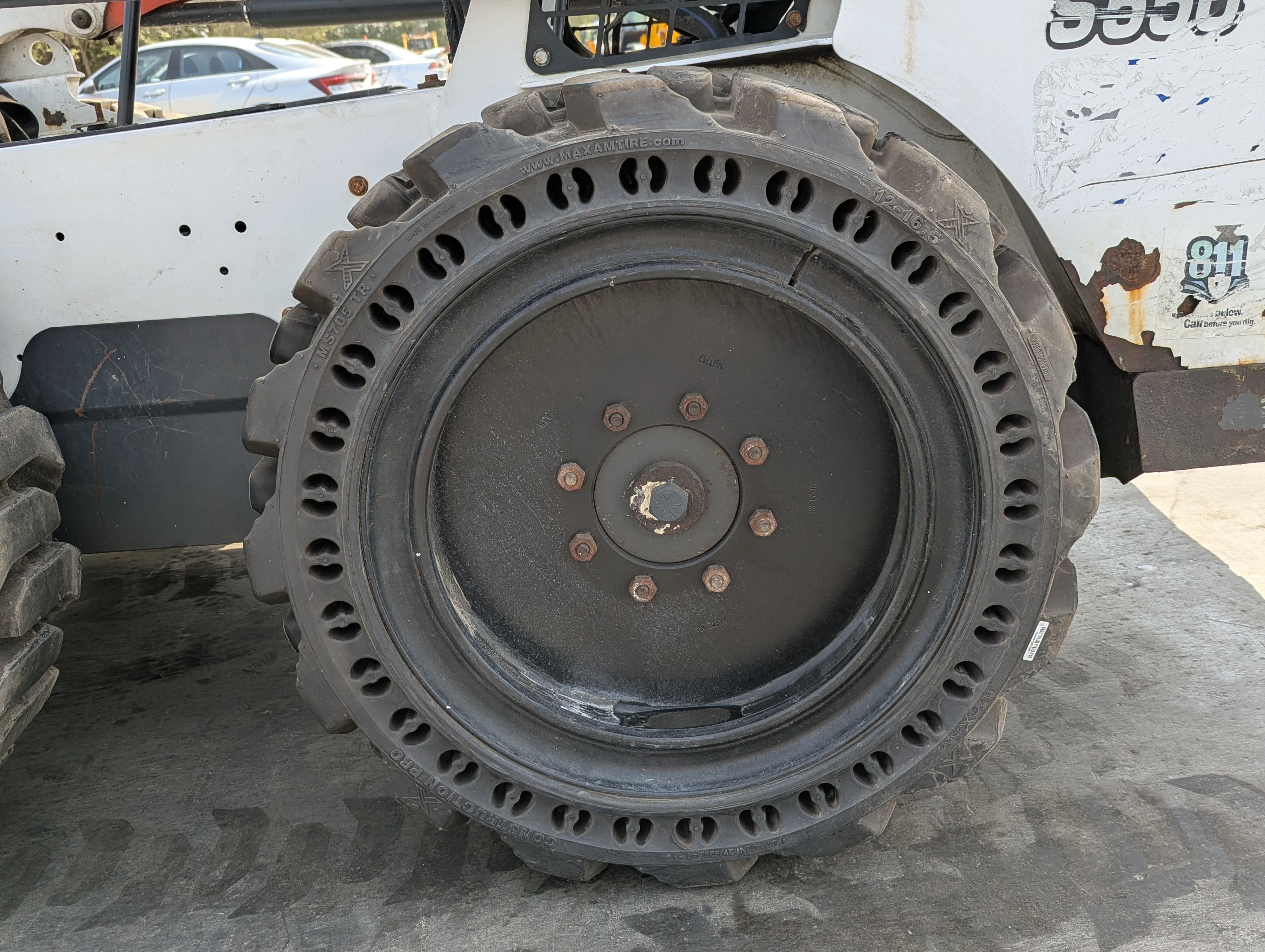 SSL-017-Bobcat-S550-Skid-steer-loaders-inspection-Chassis-Left-rear-tire-/-wheel-hub---condition-1