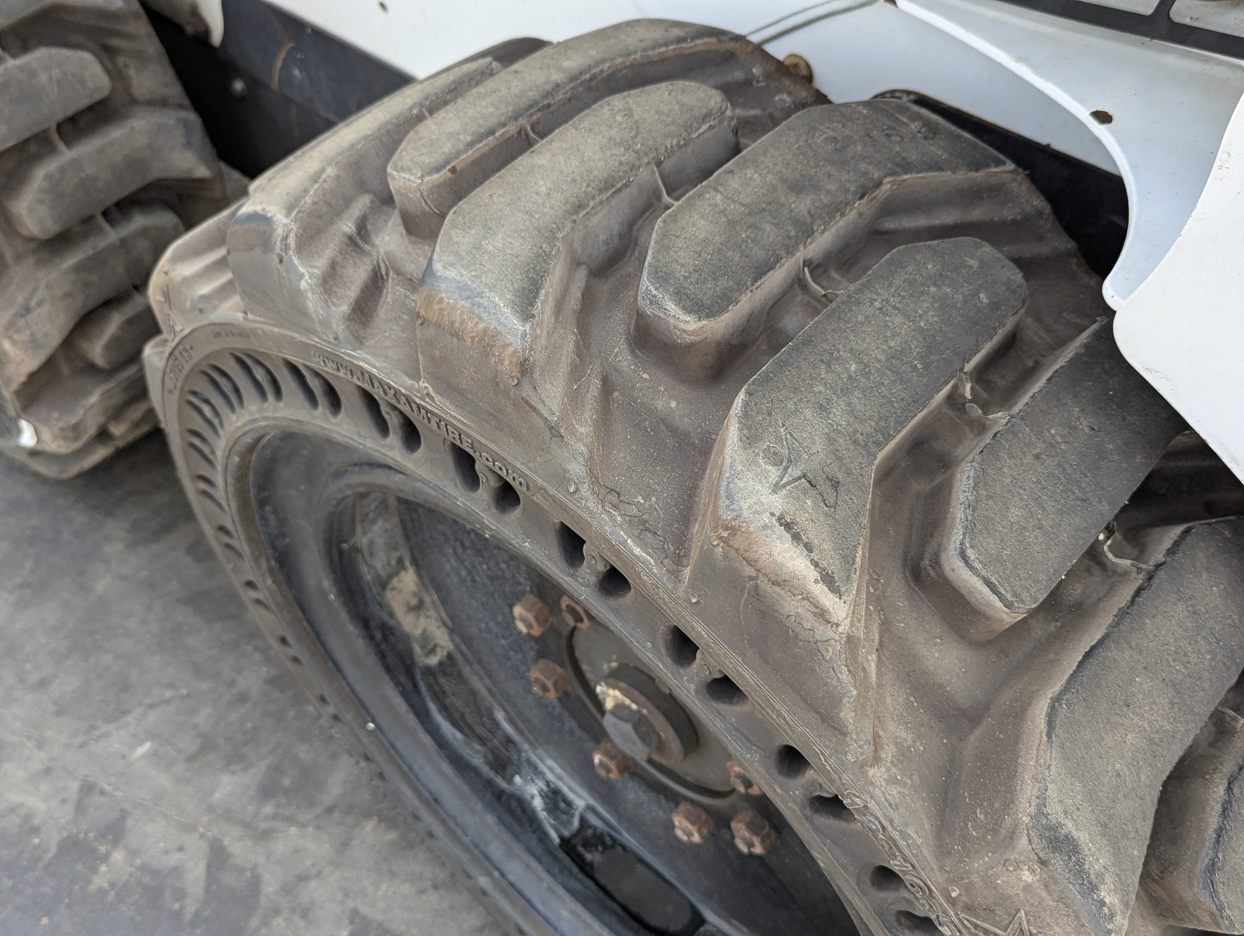 SSL-017-Bobcat-S550-Skid-steer-loaders-inspection-Chassis-Left-rear-tire-/-wheel-hub---condition-1