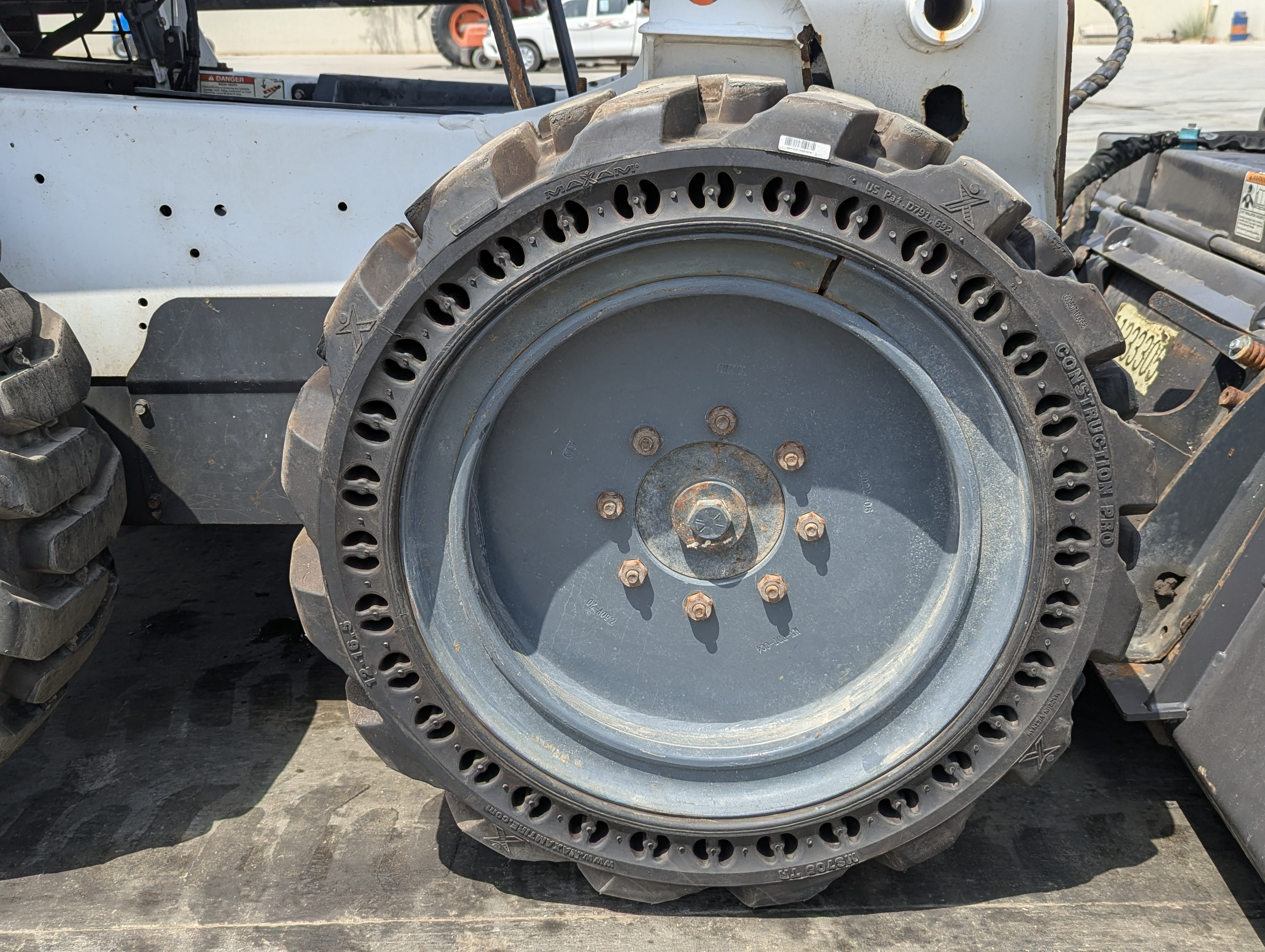 SSL-017-Bobcat-S550-Skid-steer-loaders-inspection-Chassis-Right-front-tire-/-wheel-hub---condition-1