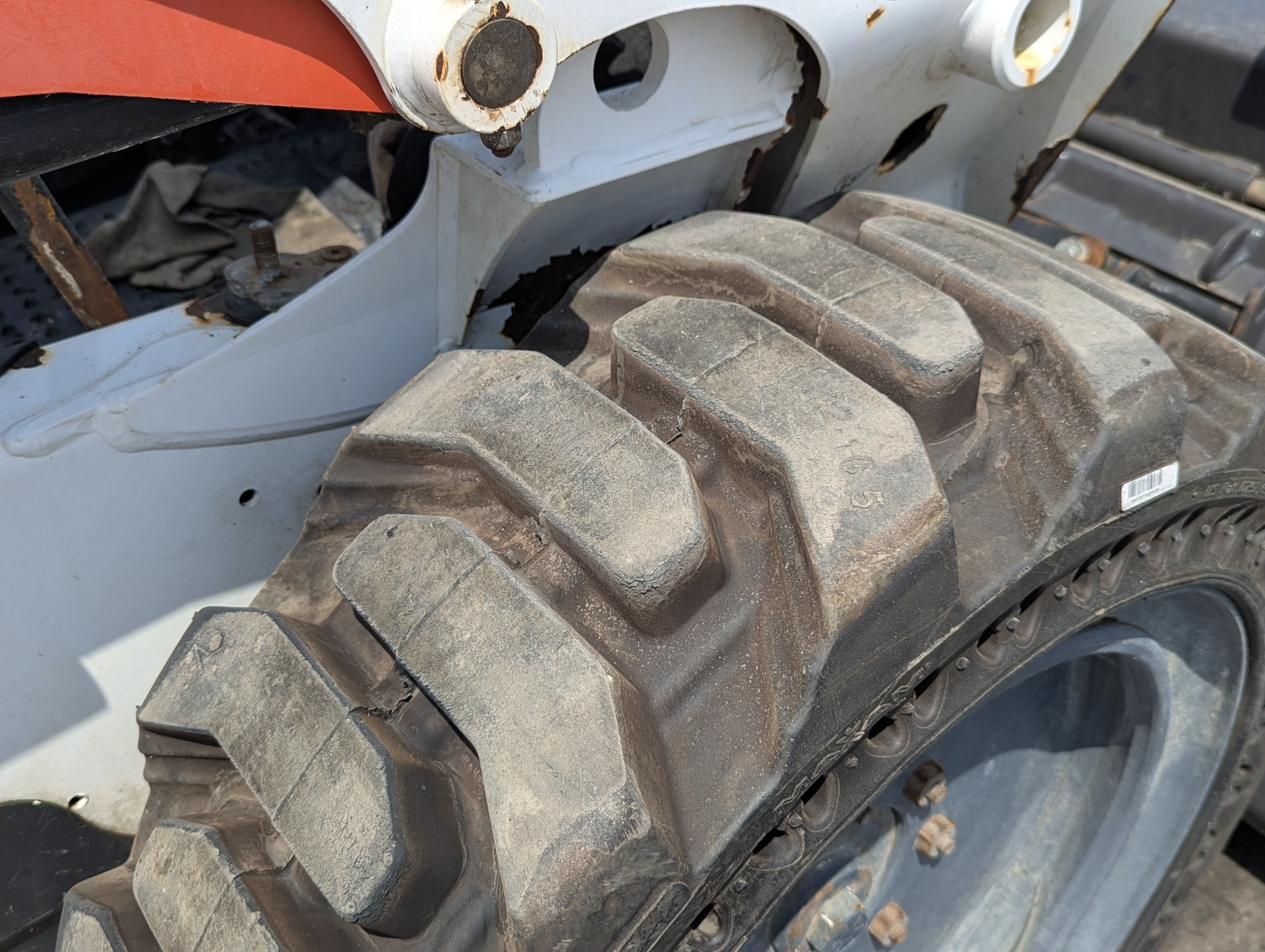 SSL-017-Bobcat-S550-Skid-steer-loaders-inspection-Chassis-Right-front-tire-/-wheel-hub---condition-1