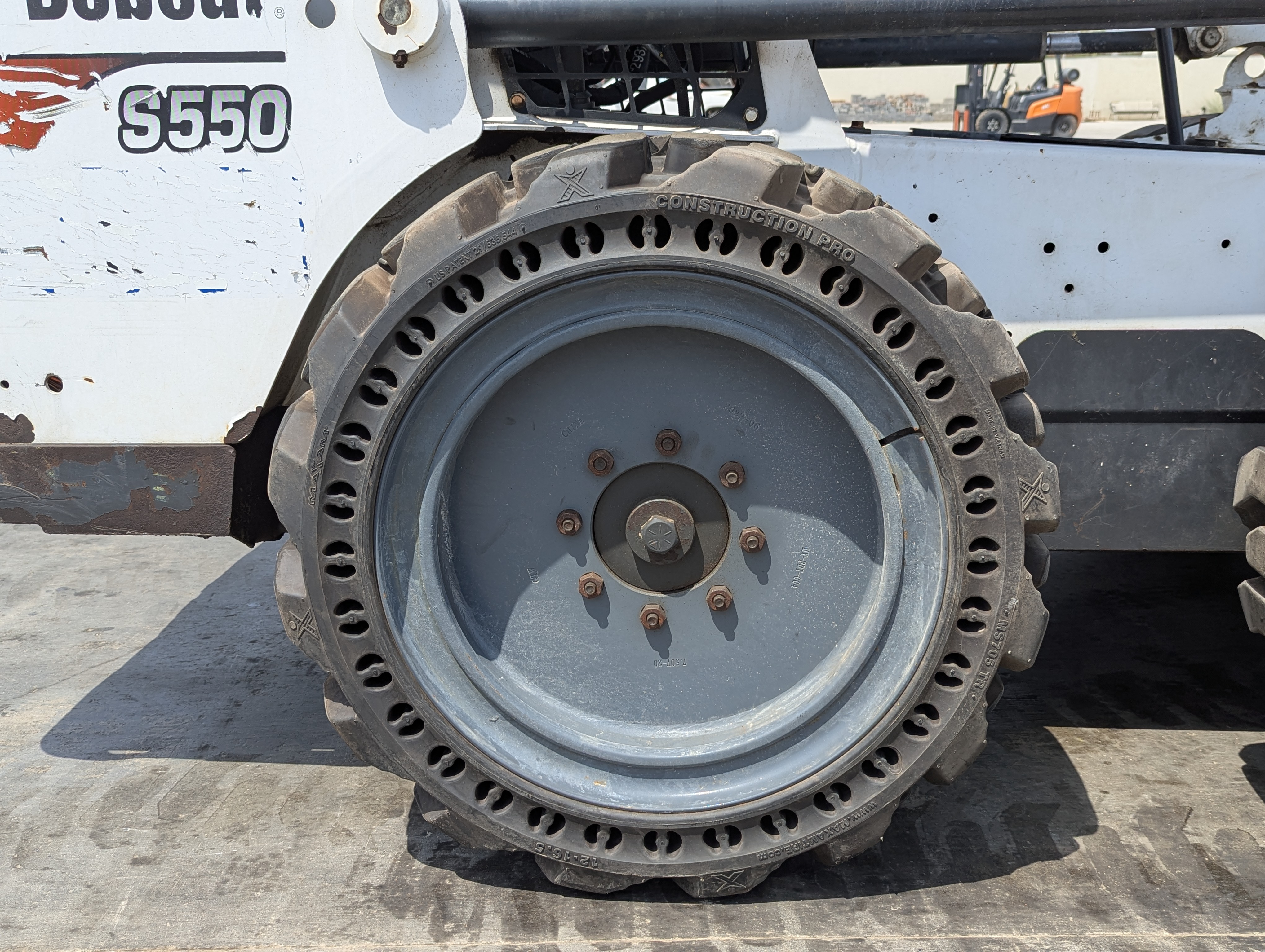 SSL-017-Bobcat-S550-Skid-steer-loaders-inspection-Chassis-Right-rear-tire-/-wheel-hub---condition-1