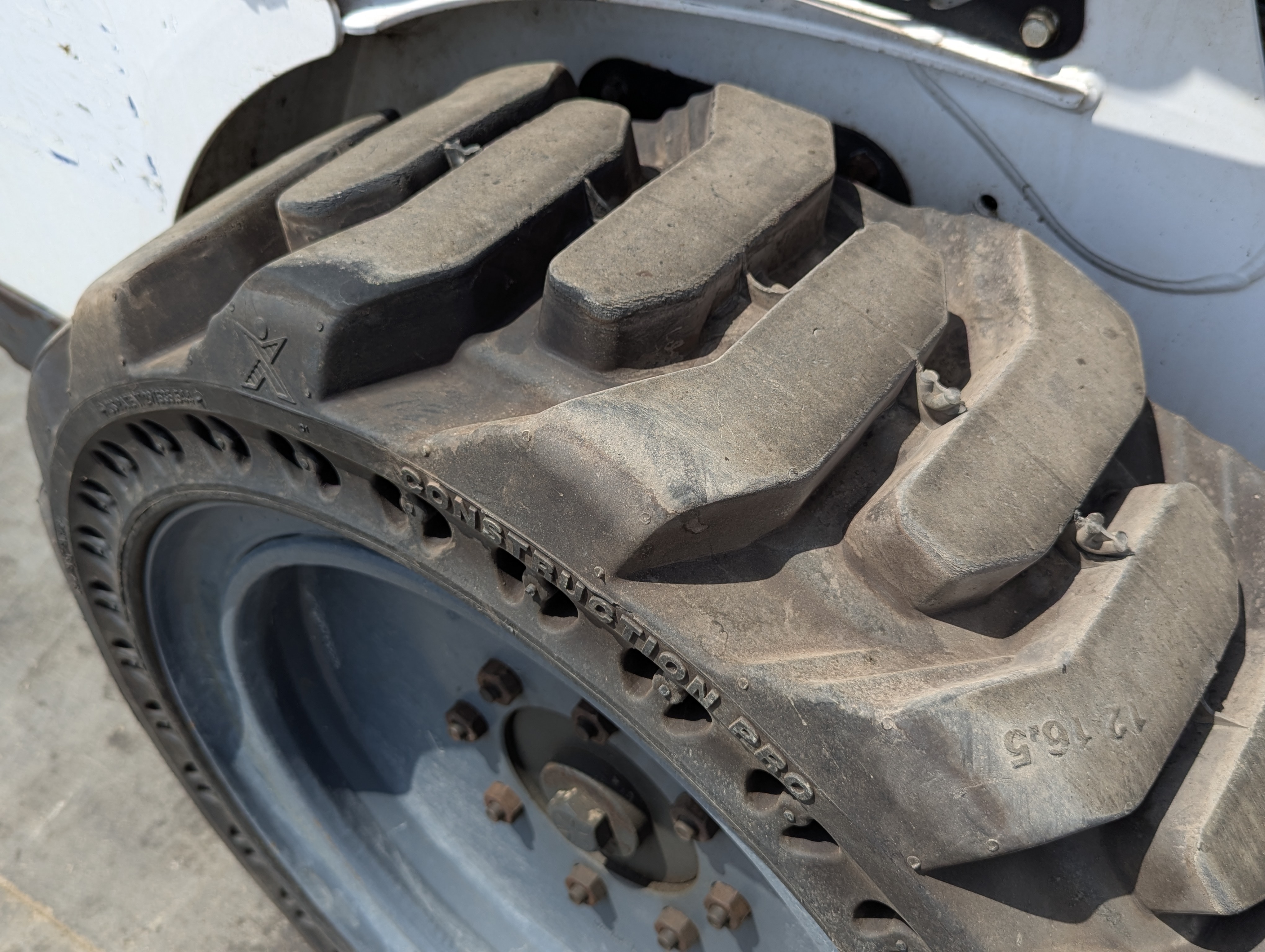 SSL-017-Bobcat-S550-Skid-steer-loaders-inspection-Chassis-Right-rear-tire-/-wheel-hub---condition-1