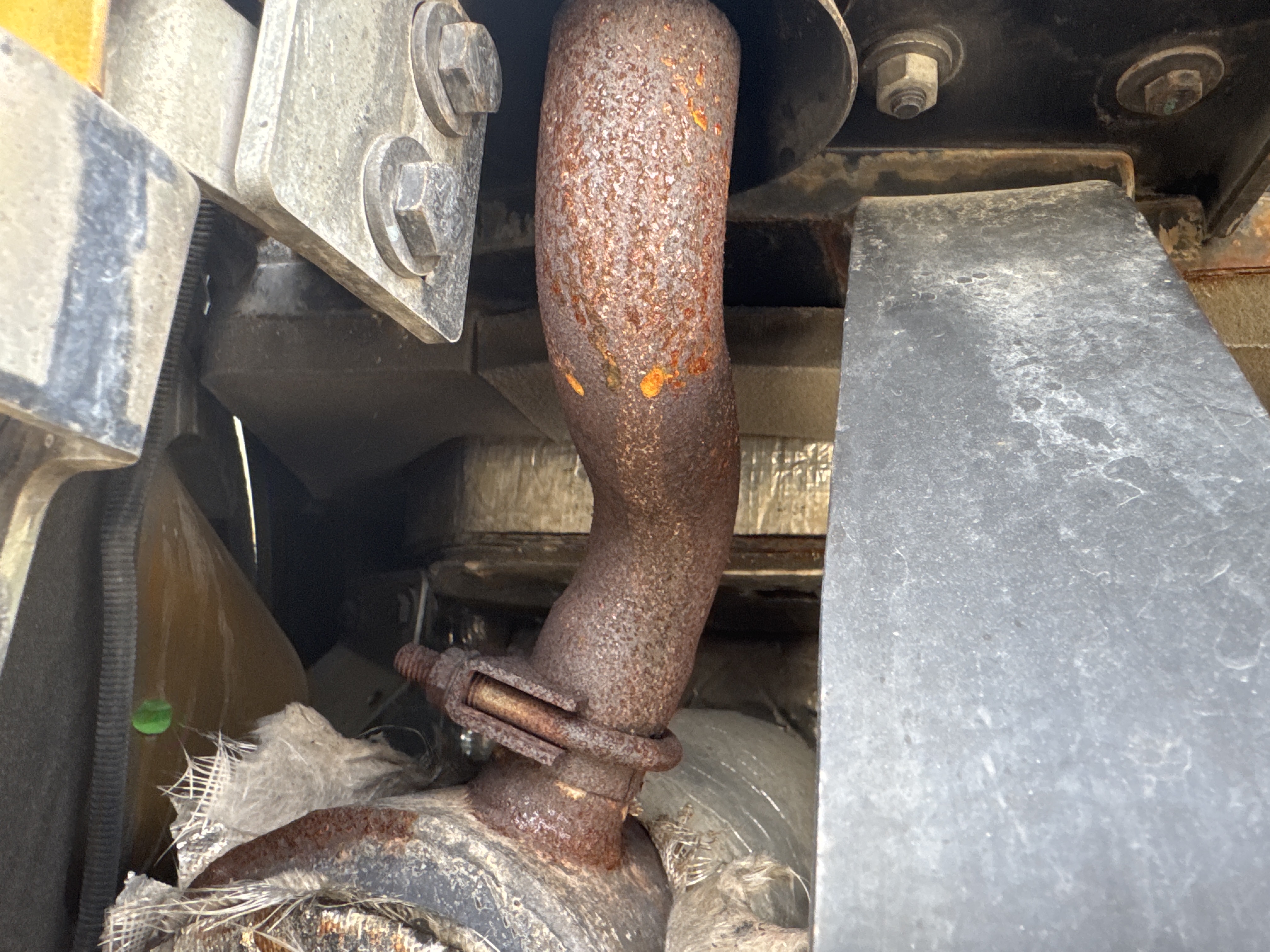 MNX-020-Cat-305E2-Mini-excavators-inspection-Engine-Exhaust-system-3