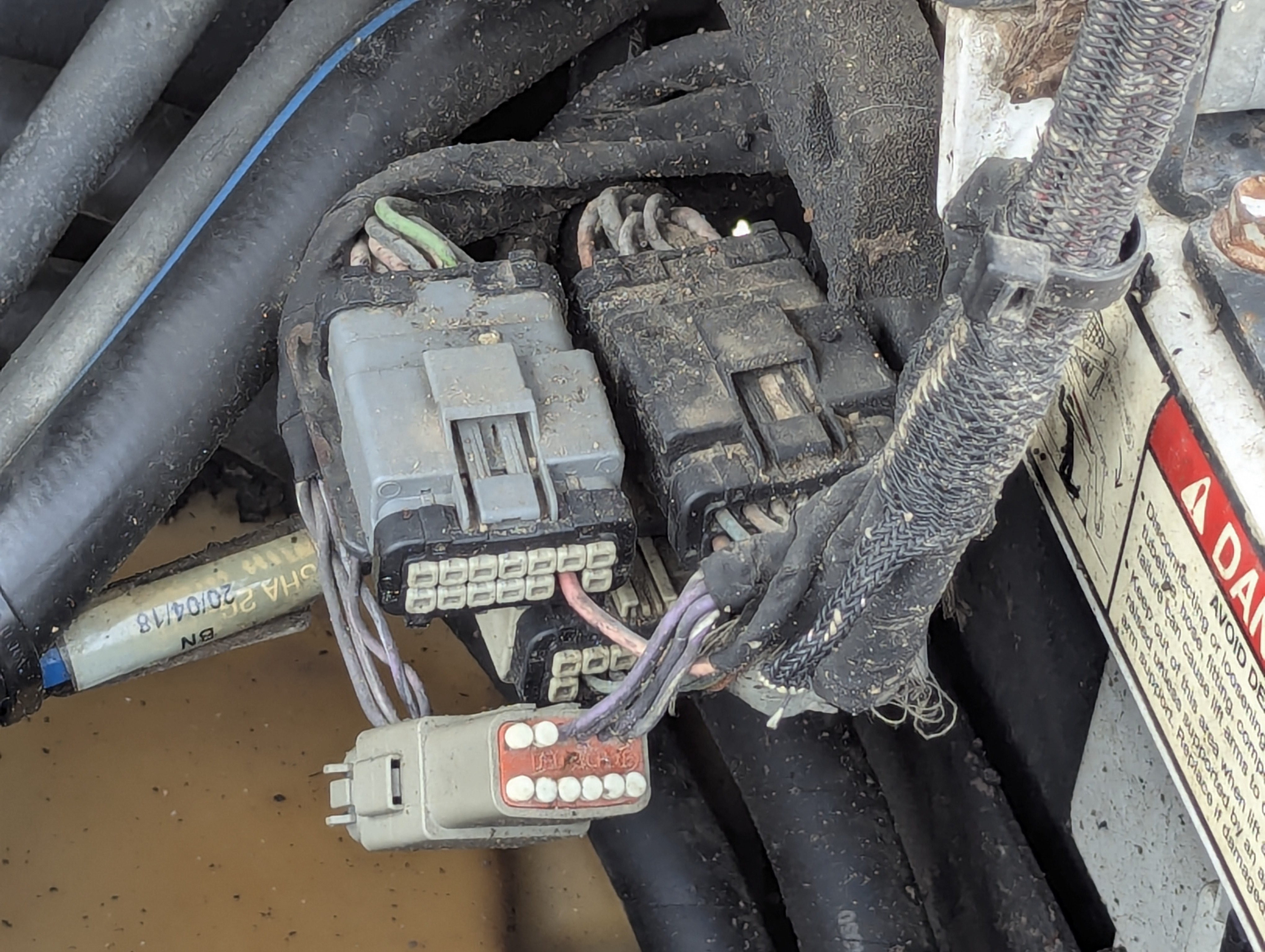 SSL-017-Bobcat-S550-Skid-steer-loaders-inspection-Hydraulics-Wiring-harness-1