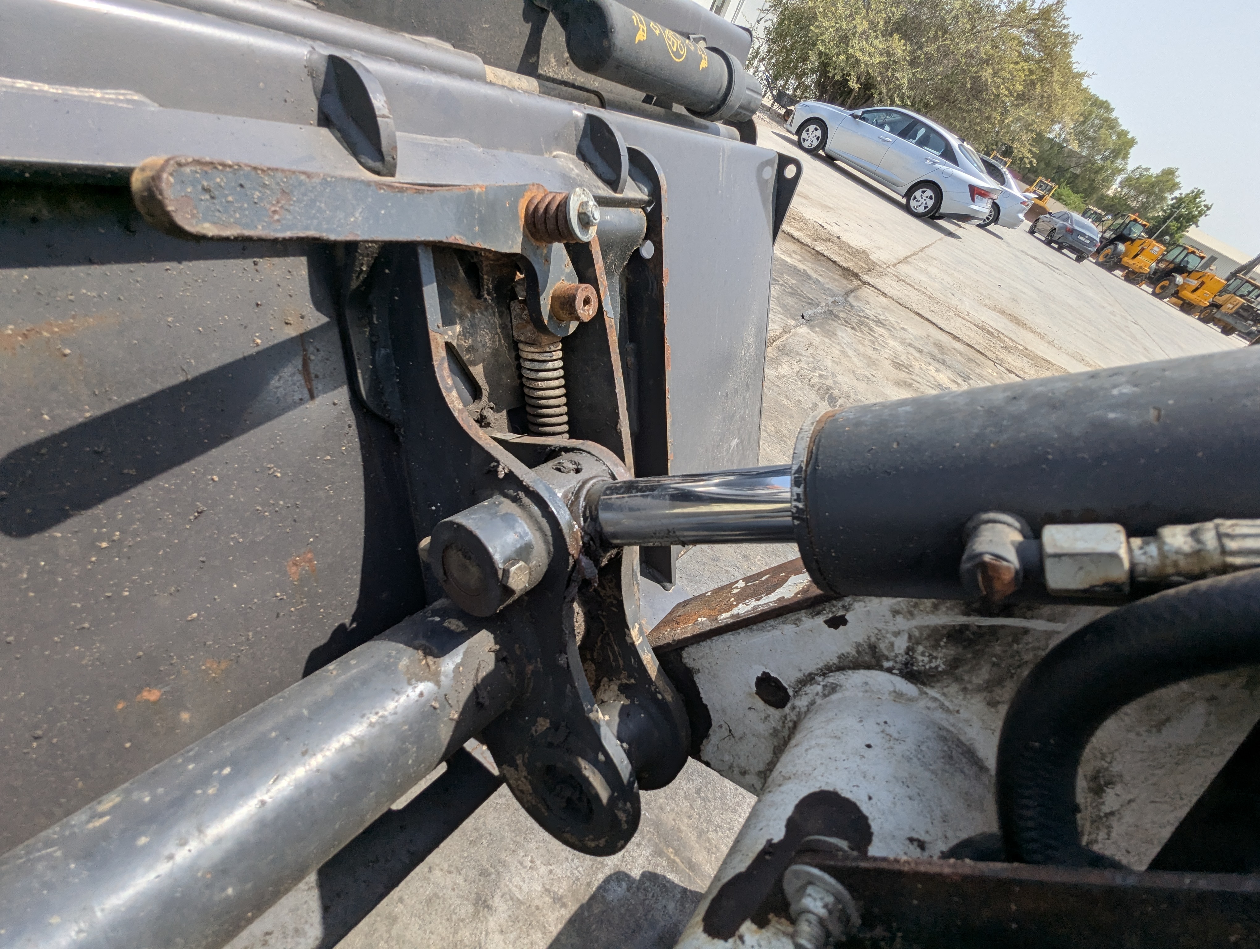 SSL-017-Bobcat-S550-Skid-steer-loaders-inspection-Hydraulics-Bucket-cylinder-1