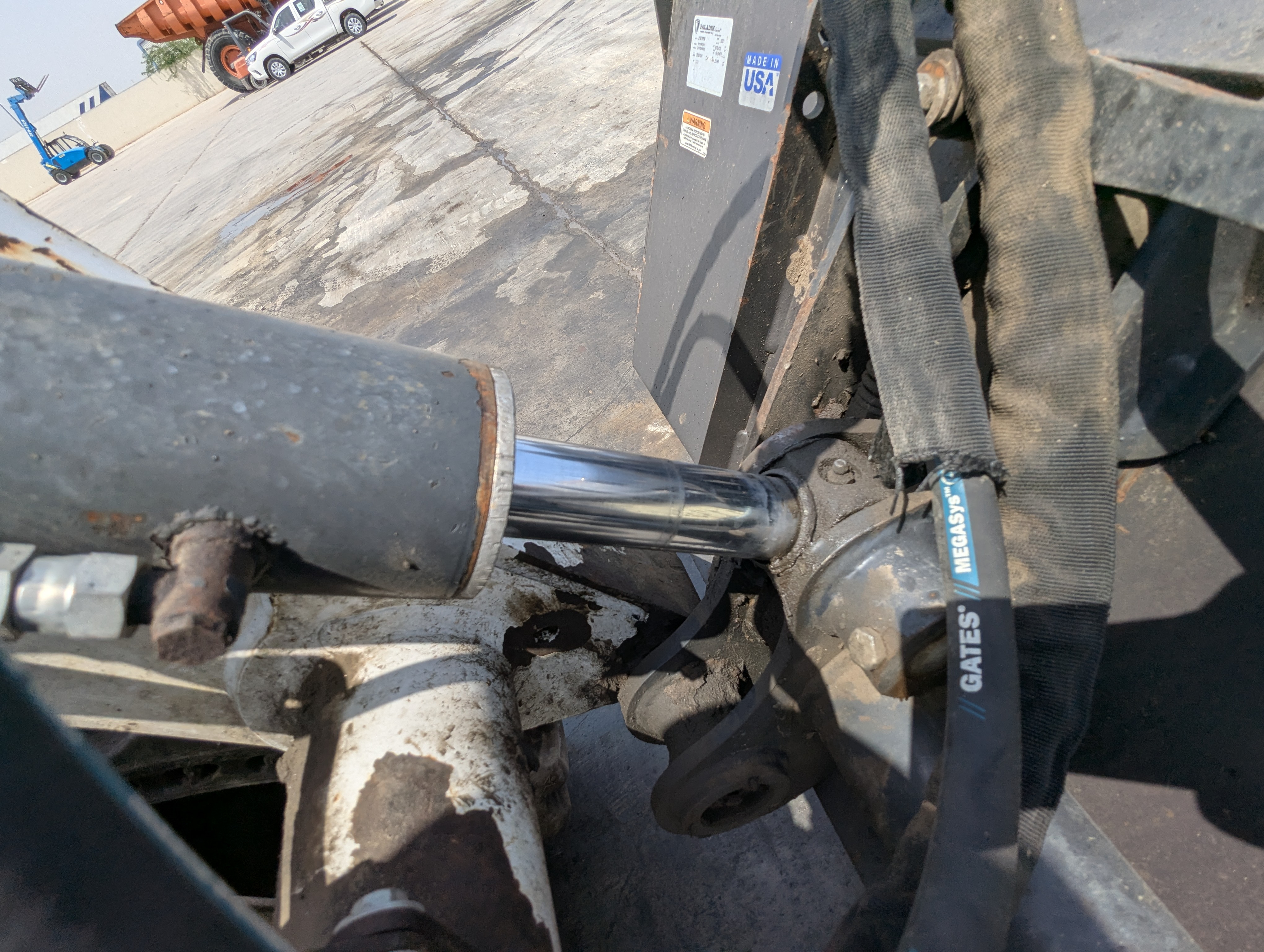 SSL-017-Bobcat-S550-Skid-steer-loaders-inspection-Hydraulics-Bucket-cylinder-1