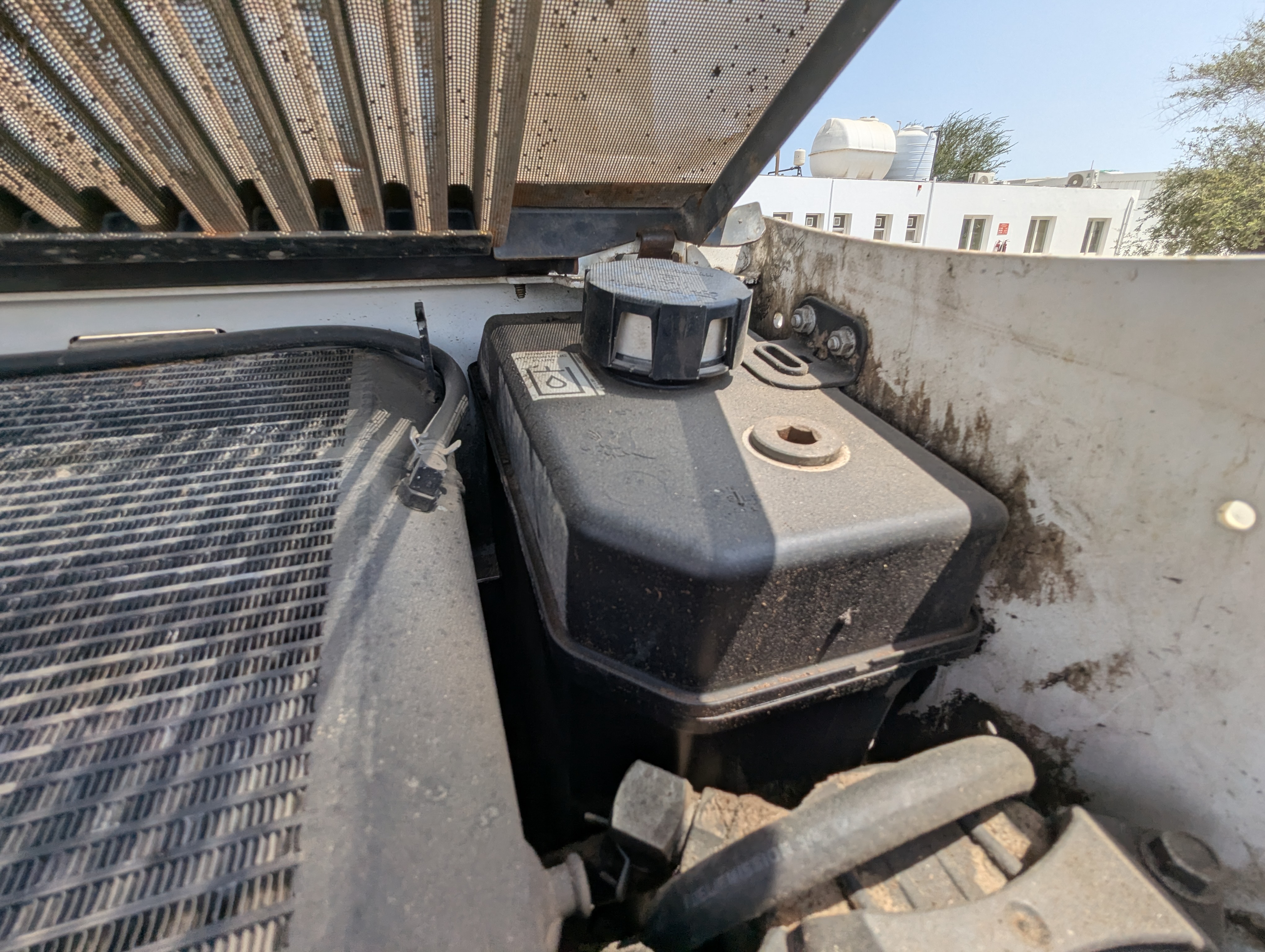SSL-017-Bobcat-S550-Skid-steer-loaders-inspection-Hydraulics-Hydraulic-Tank-1