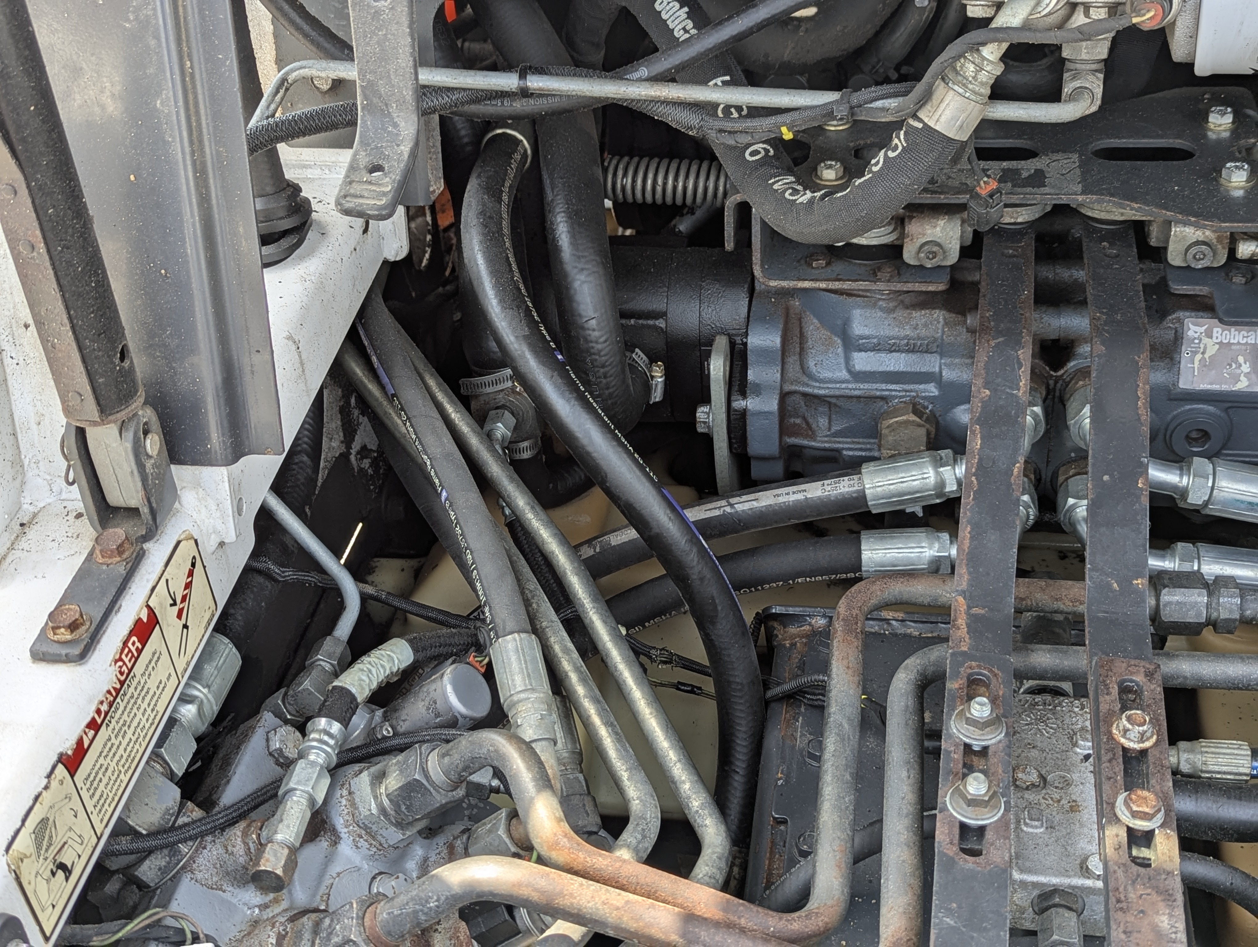 SSL-017-Bobcat-S550-Skid-steer-loaders-inspection-Hydraulics-Hydraulic-hoses-and-lines-1