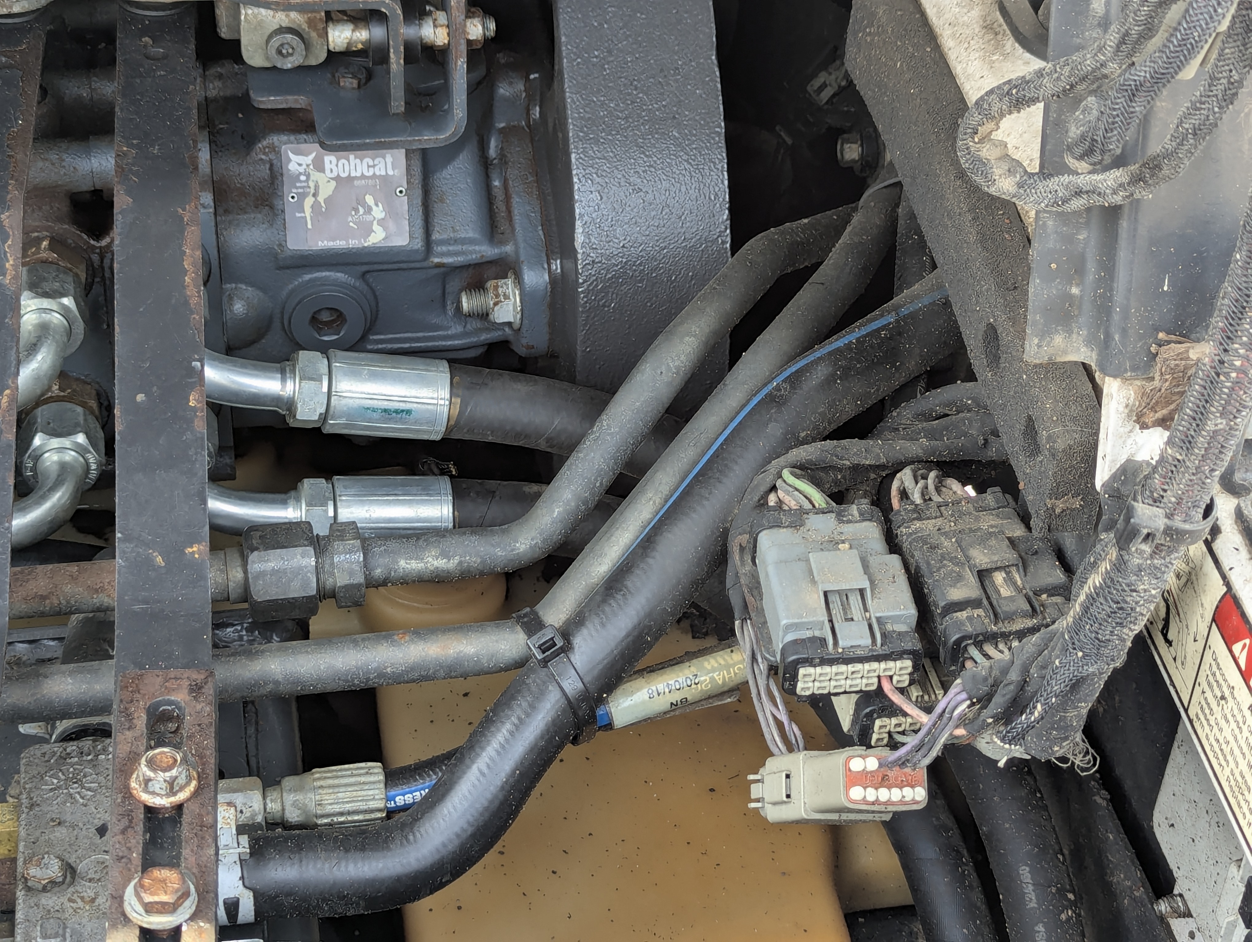 SSL-017-Bobcat-S550-Skid-steer-loaders-inspection-Hydraulics-Hydraulic-hoses-and-lines-1