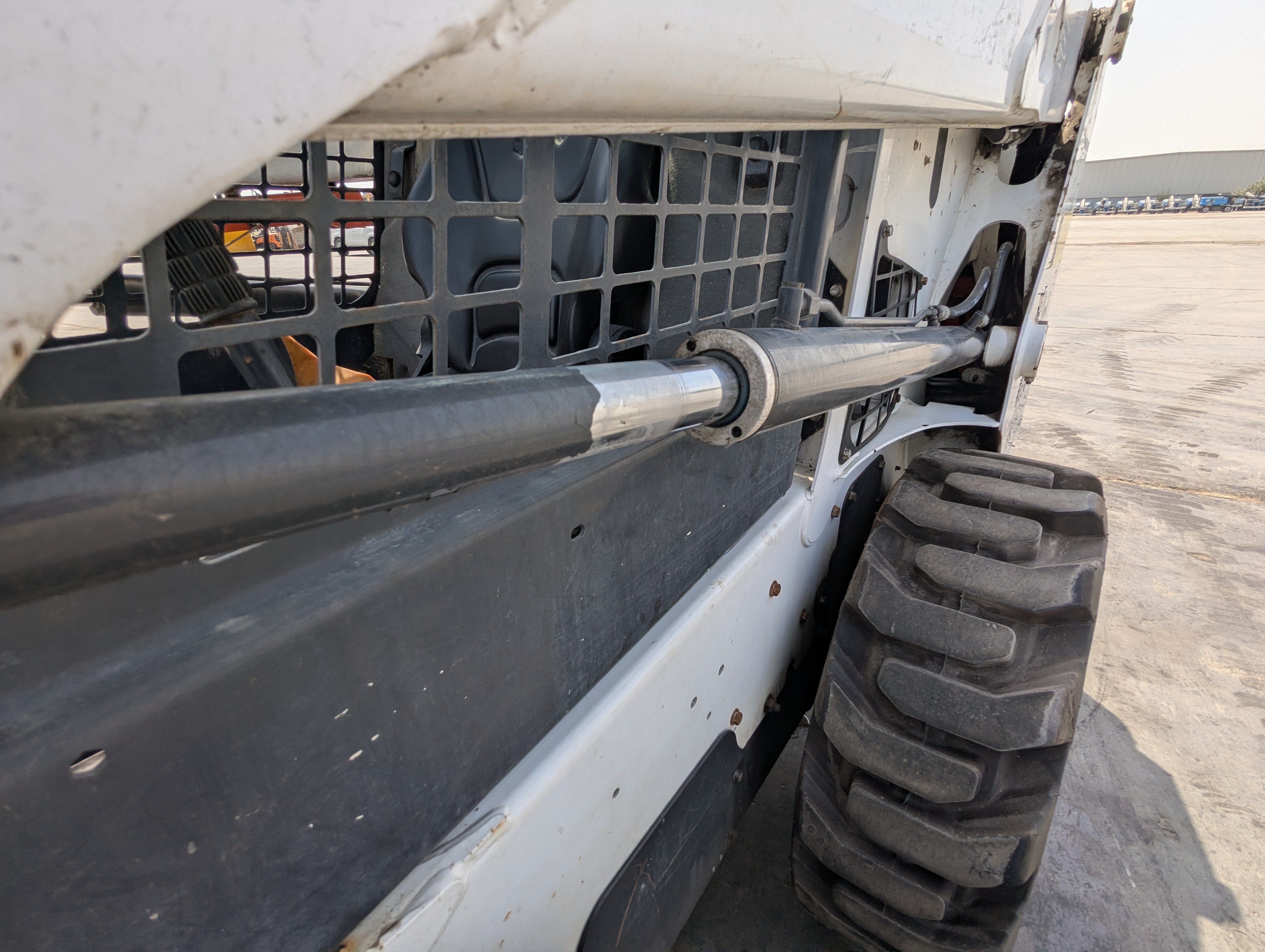 SSL-017-Bobcat-S550-Skid-steer-loaders-inspection-Hydraulics-Loader-lift-cylinder-1