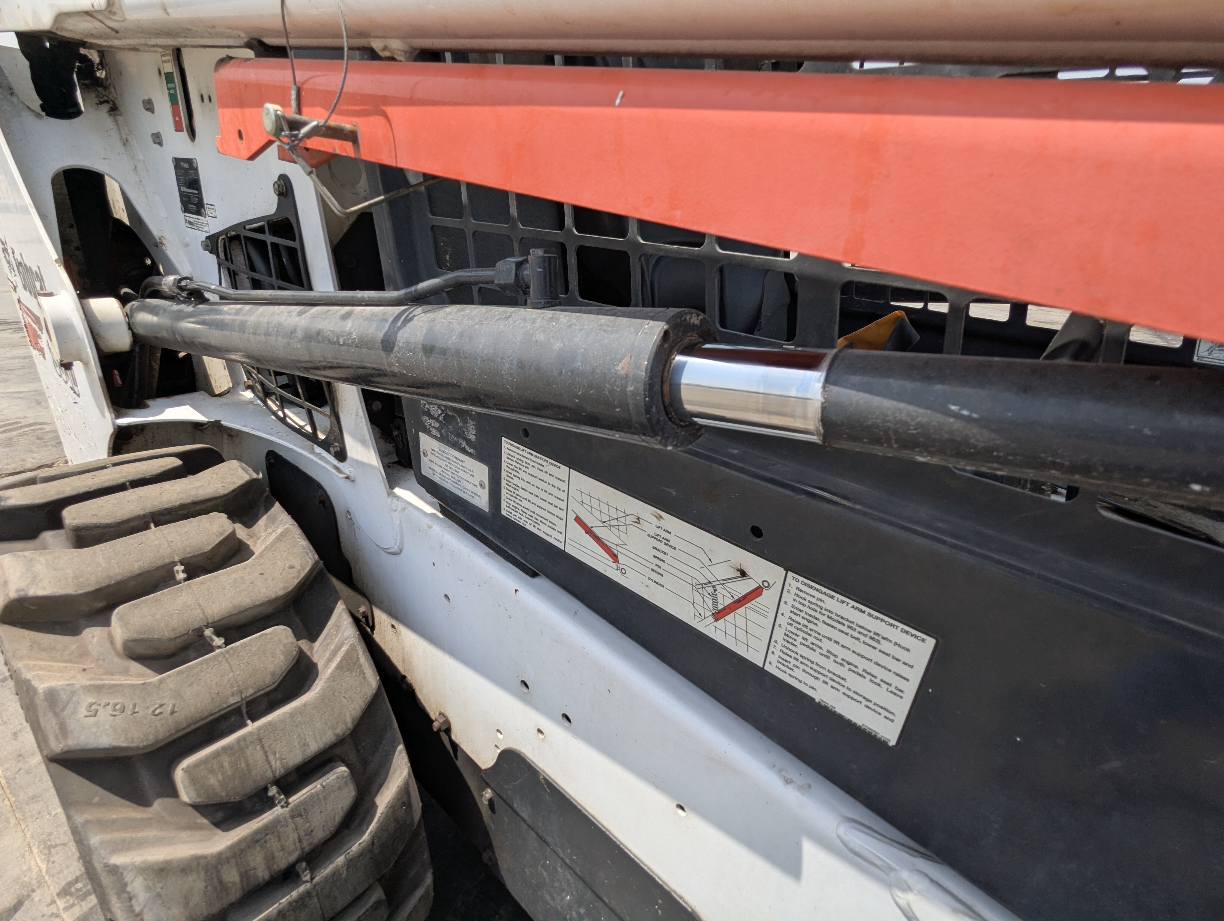 SSL-017-Bobcat-S550-Skid-steer-loaders-inspection-Hydraulics-Loader-lift-cylinder-1