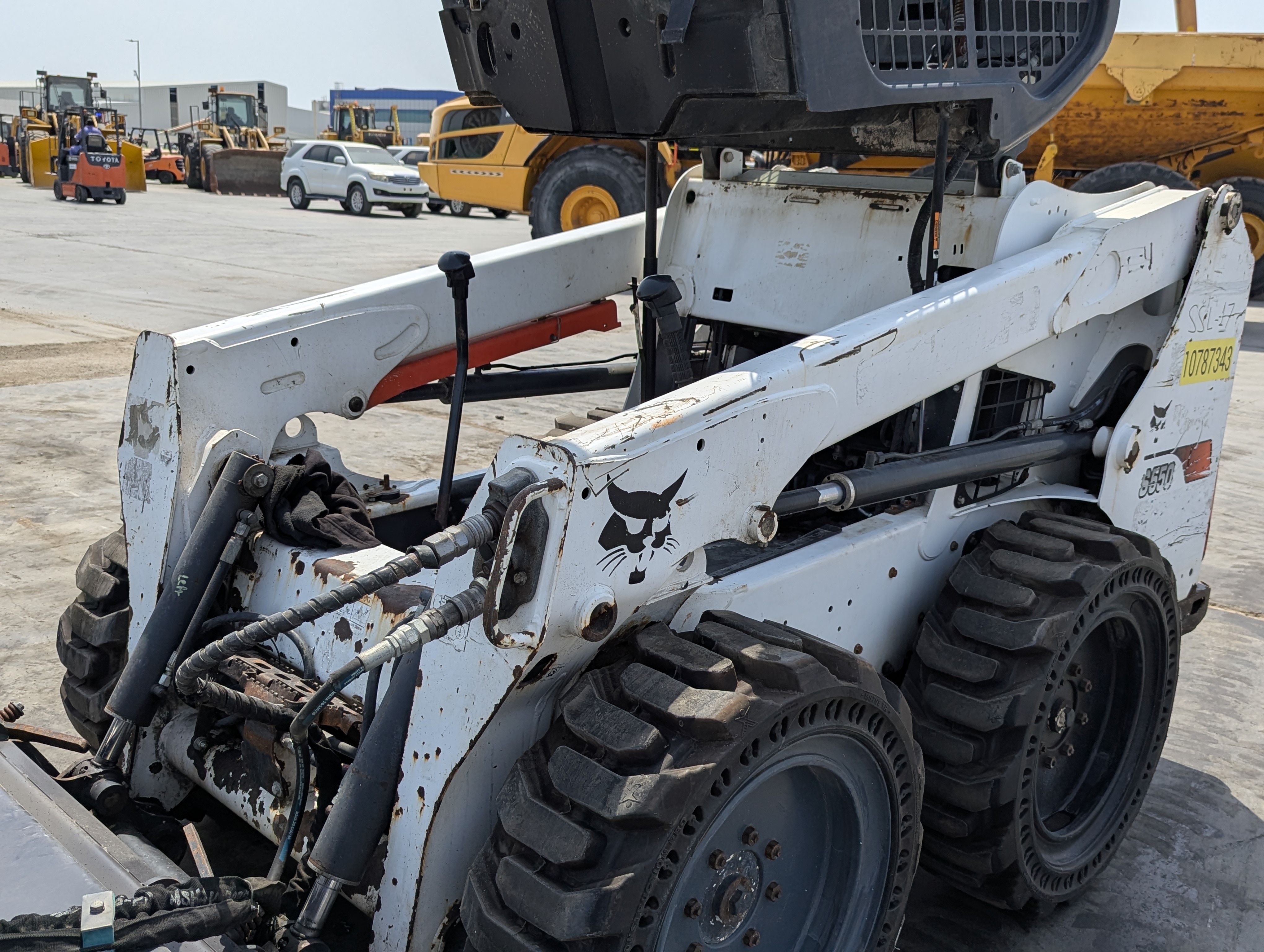 SSL-017-Bobcat-S550-Skid-steer-loaders-inspection-Hydraulics-Lift-arm-1