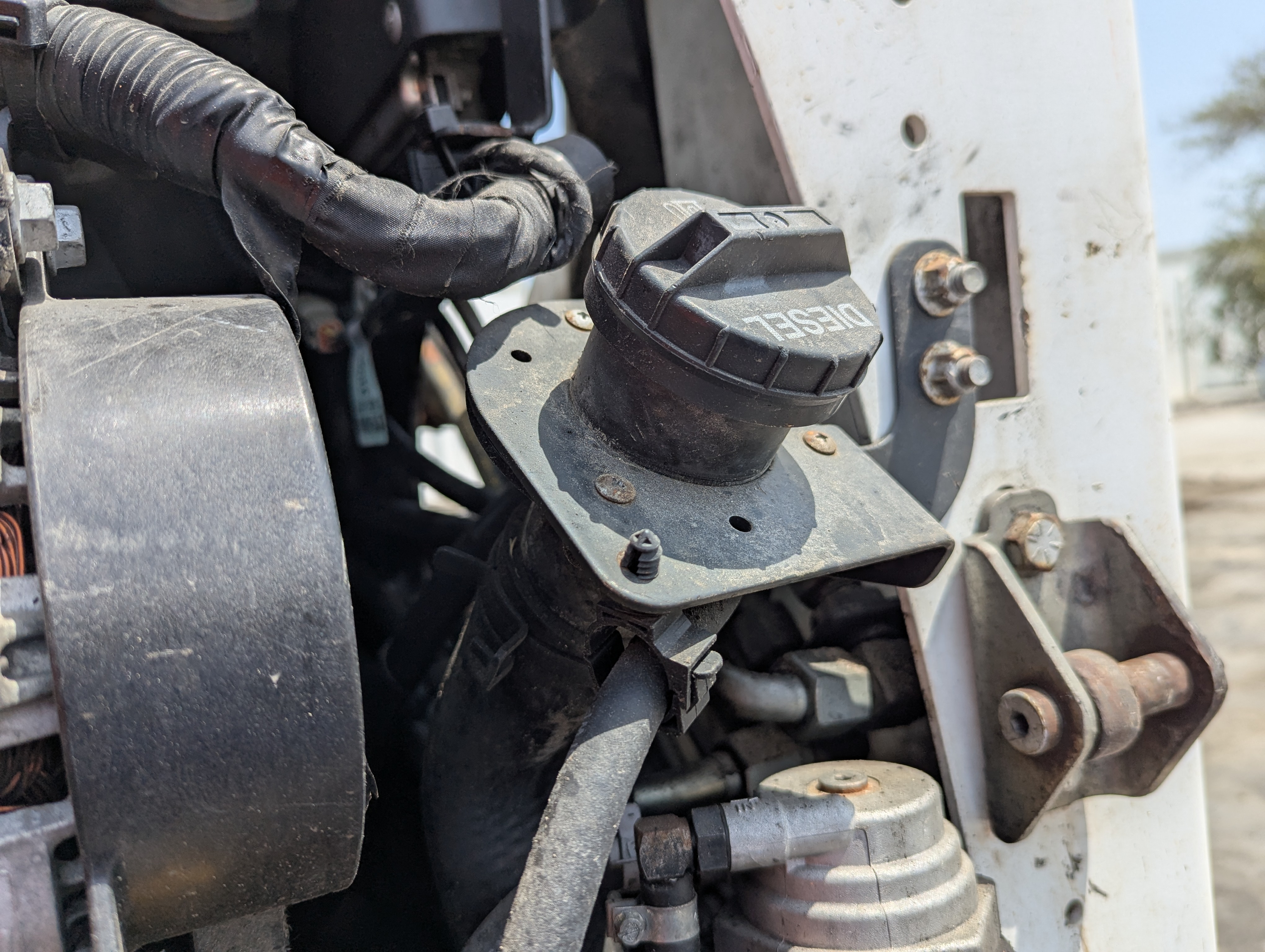 SSL-017-Bobcat-S550-Skid-steer-loaders-inspection-Engine-Fuel-tank-1