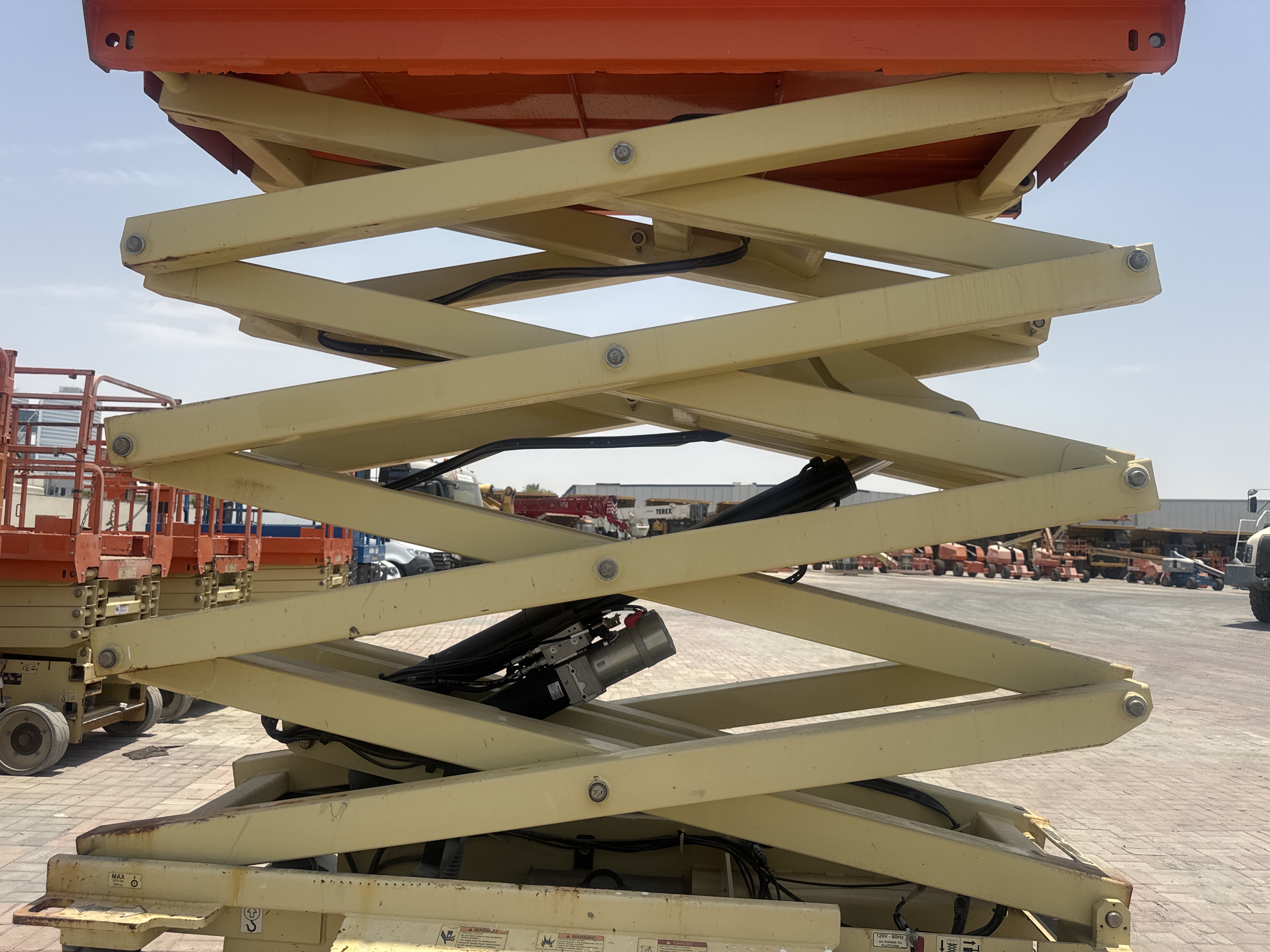 SLA-018-جي-إل-جي-3246ES-رافعات-مقصية-فحص-الهيكل-الأذرع-المقصية-1