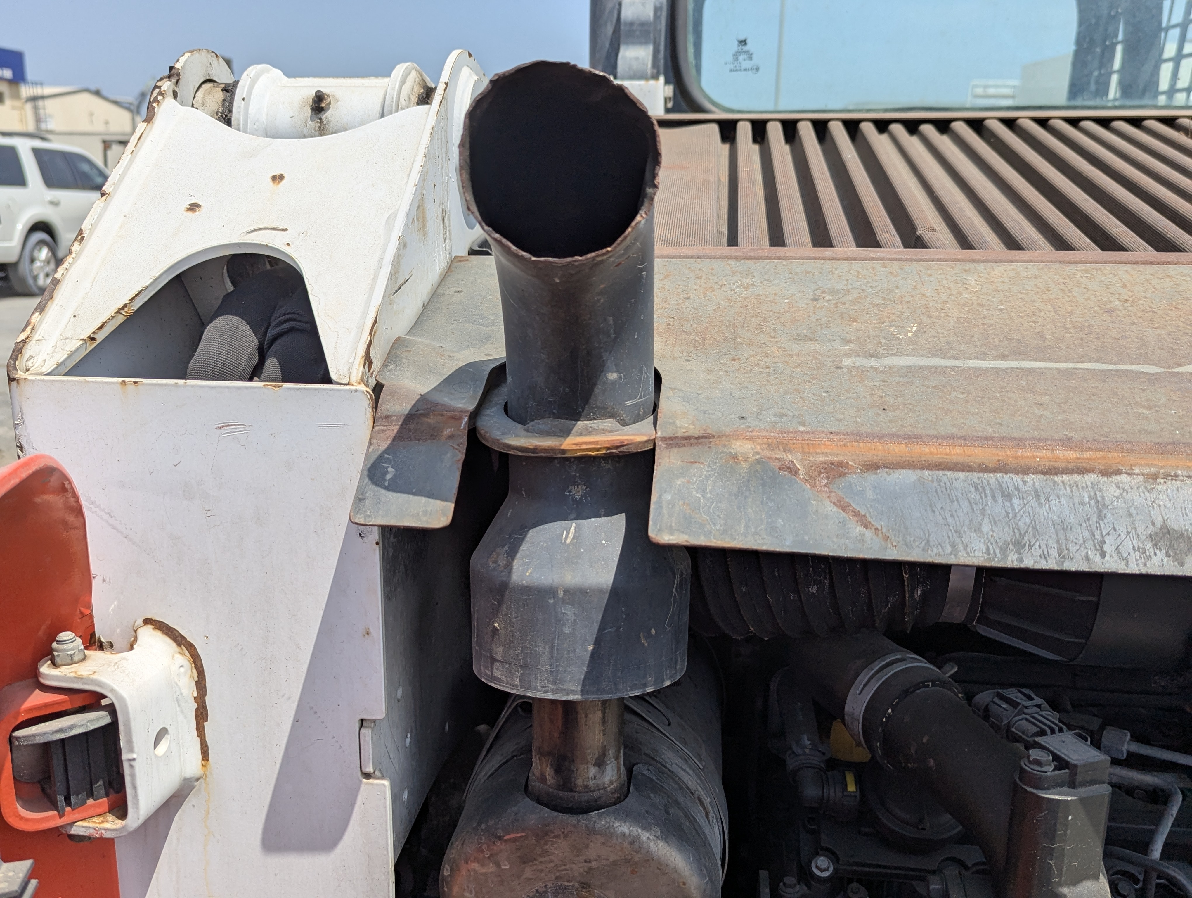 SSL-017-Bobcat-S550-Skid-steer-loaders-inspection-Engine-Exhaust-system-1
