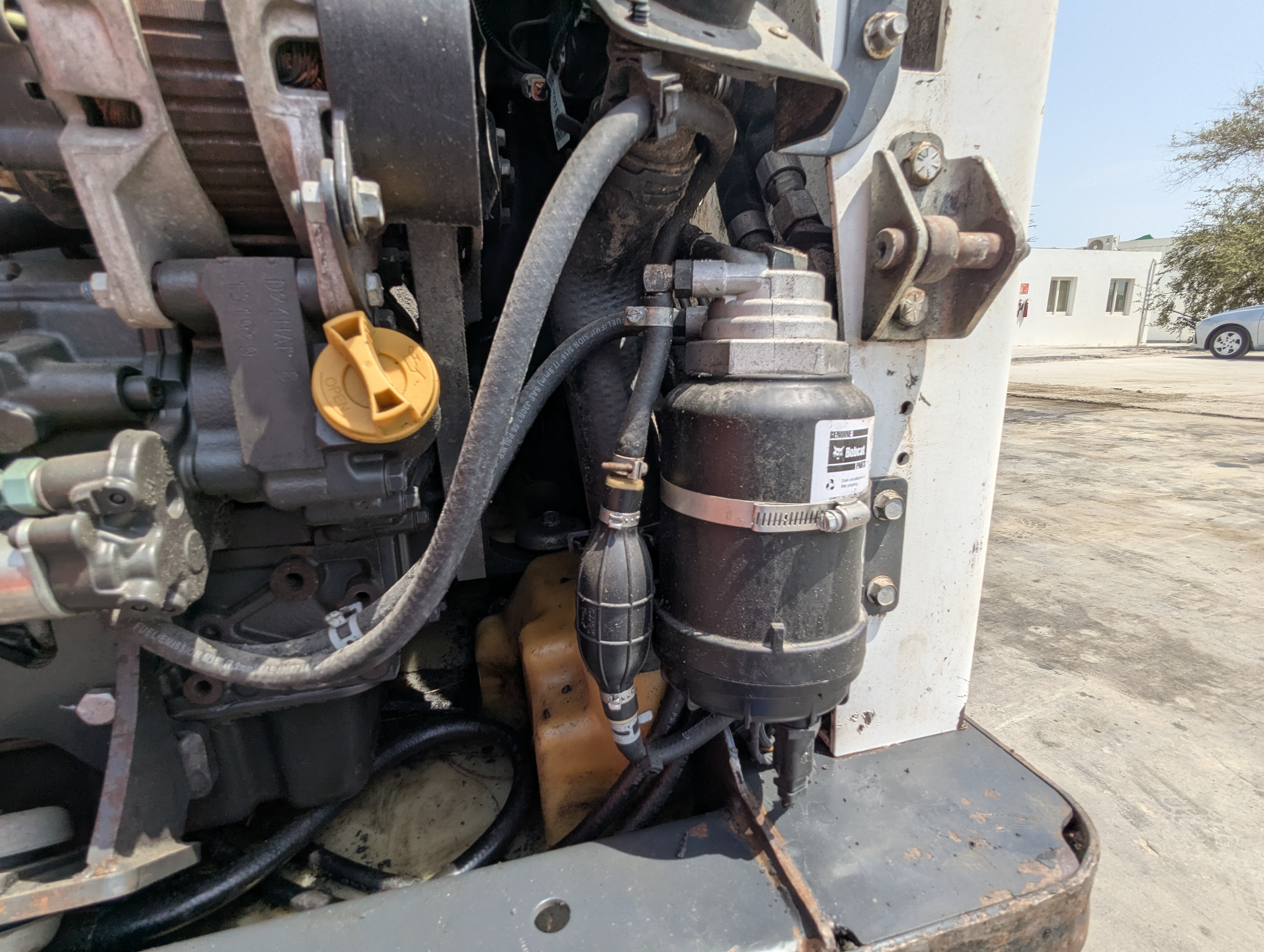 SSL-017-Bobcat-S550-Skid-steer-loaders-inspection-Engine-Fuel-leaks-1