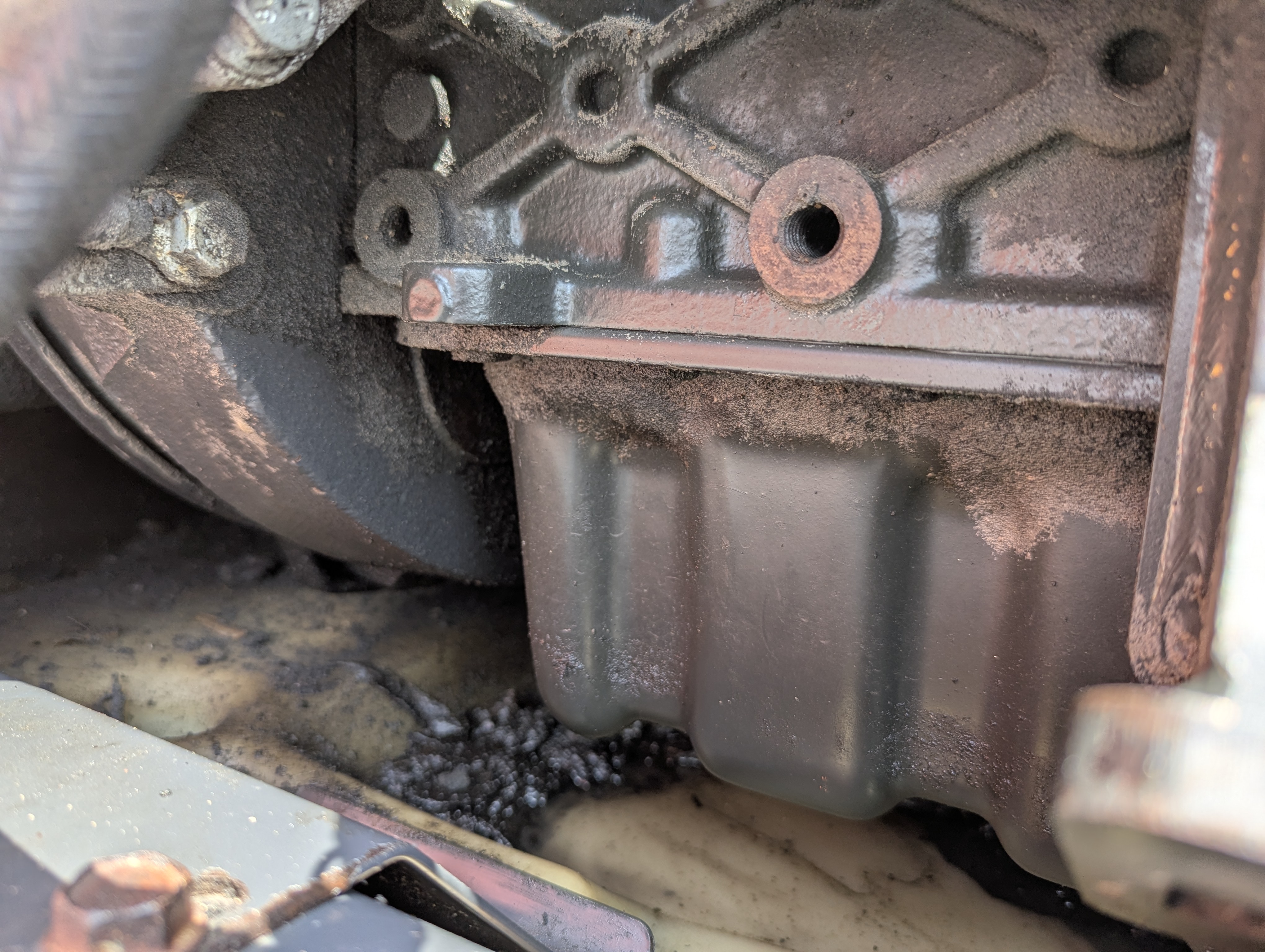 SSL-017-Bobcat-S550-Skid-steer-loaders-inspection-Engine-Engine-oil-leaks-1