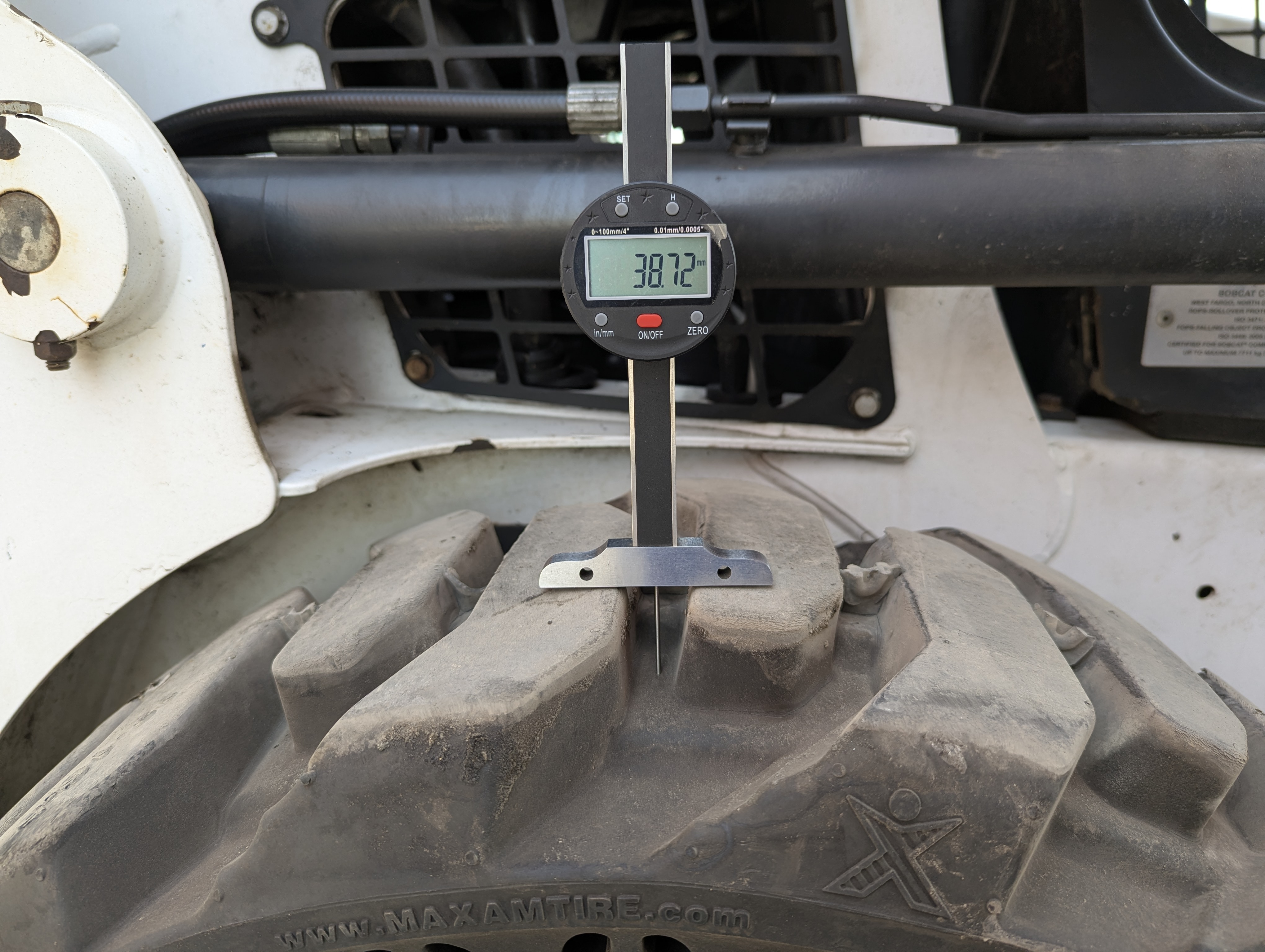 SSL-017-Bobcat-S550-Skid-steer-loaders-inspection-Chassis-Right-rear-tire---tread-depth-1