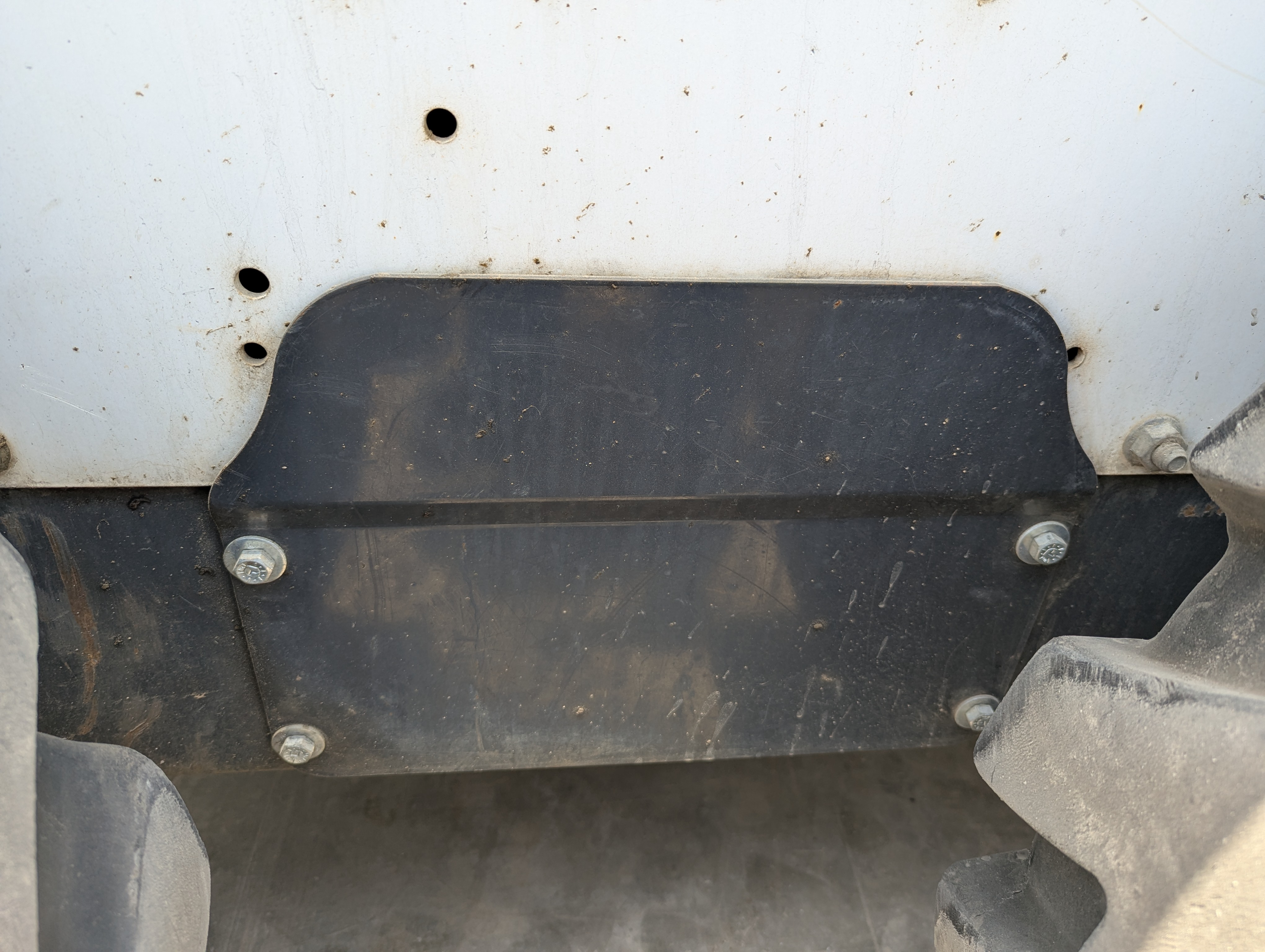 SSL-018-بوبكات-S570-لوادر-انزلاقية-بعجلات-فحص-الهيكل-الصفائح-المعدنية-(الفيبرجلاس)-4