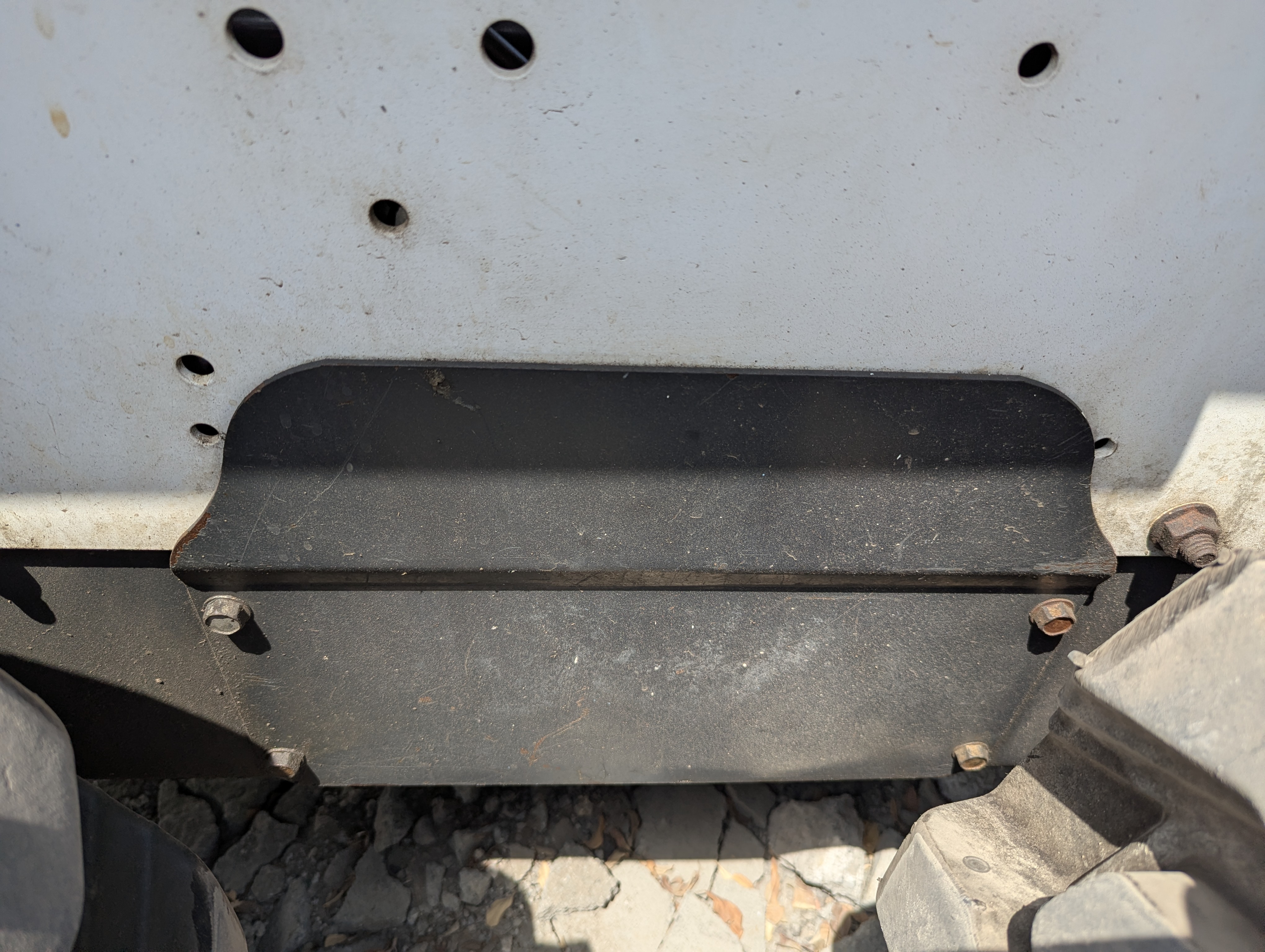 SSL-017-Bobcat-S550-Skid-steer-loaders-inspection-Structure-Sheet-metal-(fiberglass)-2