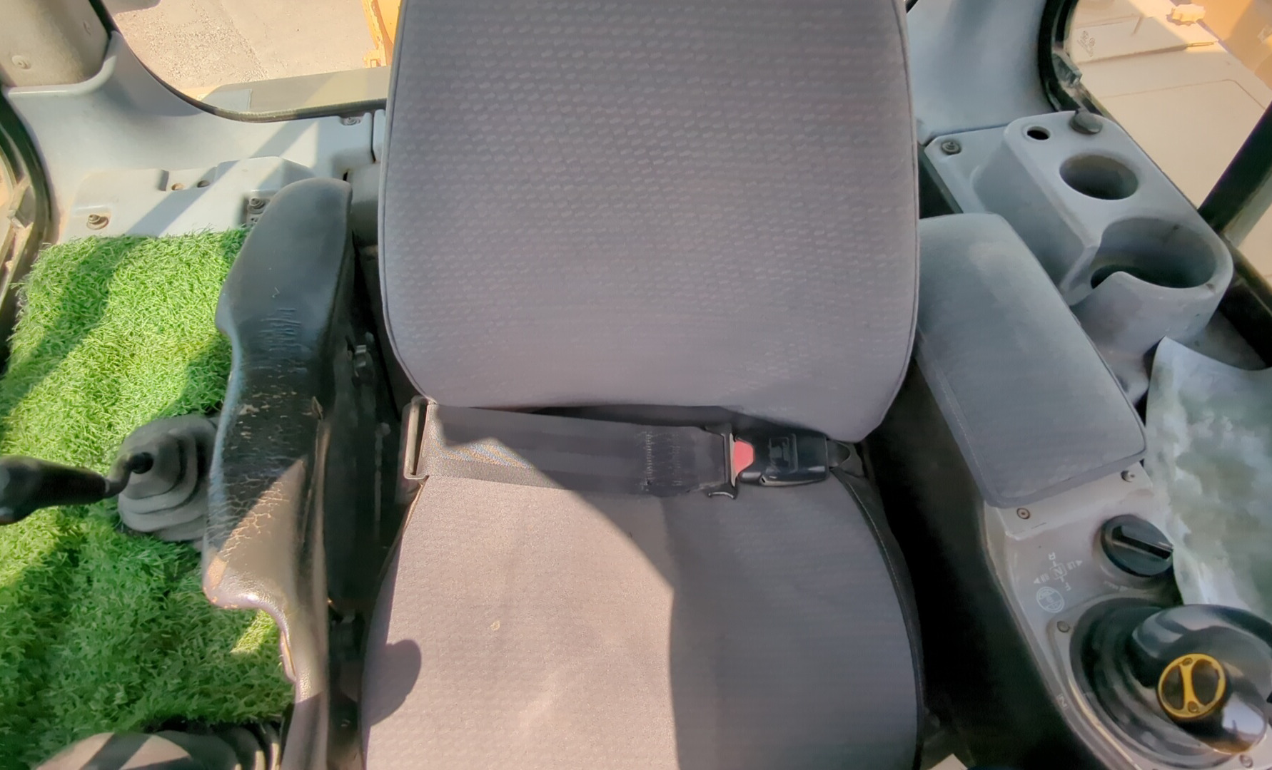 CDB-020-Komatsu-D155A-6R-Crawler-dozers-inspection-Cabin-Seats/armrests-4