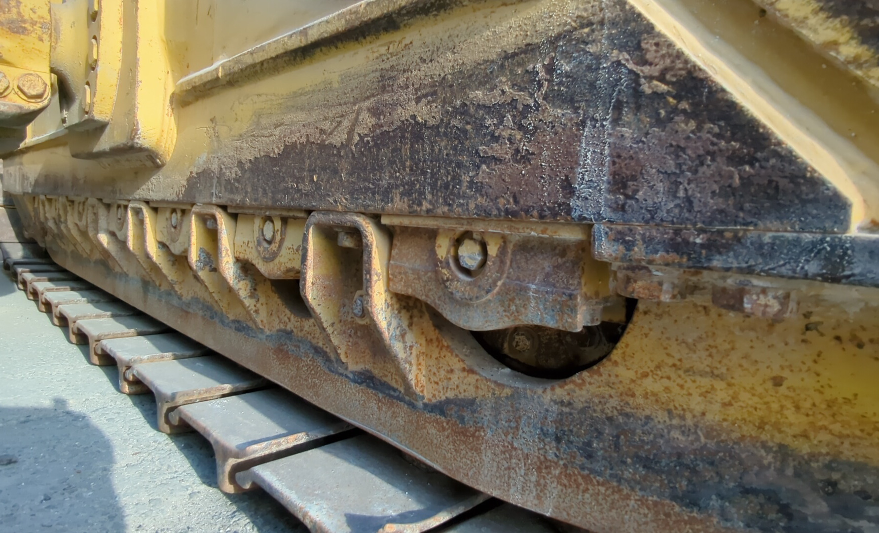 CDB-020-Komatsu-D155A-6R-Crawler-dozers-inspection-Undercarriage-Left-track-rollers-1
