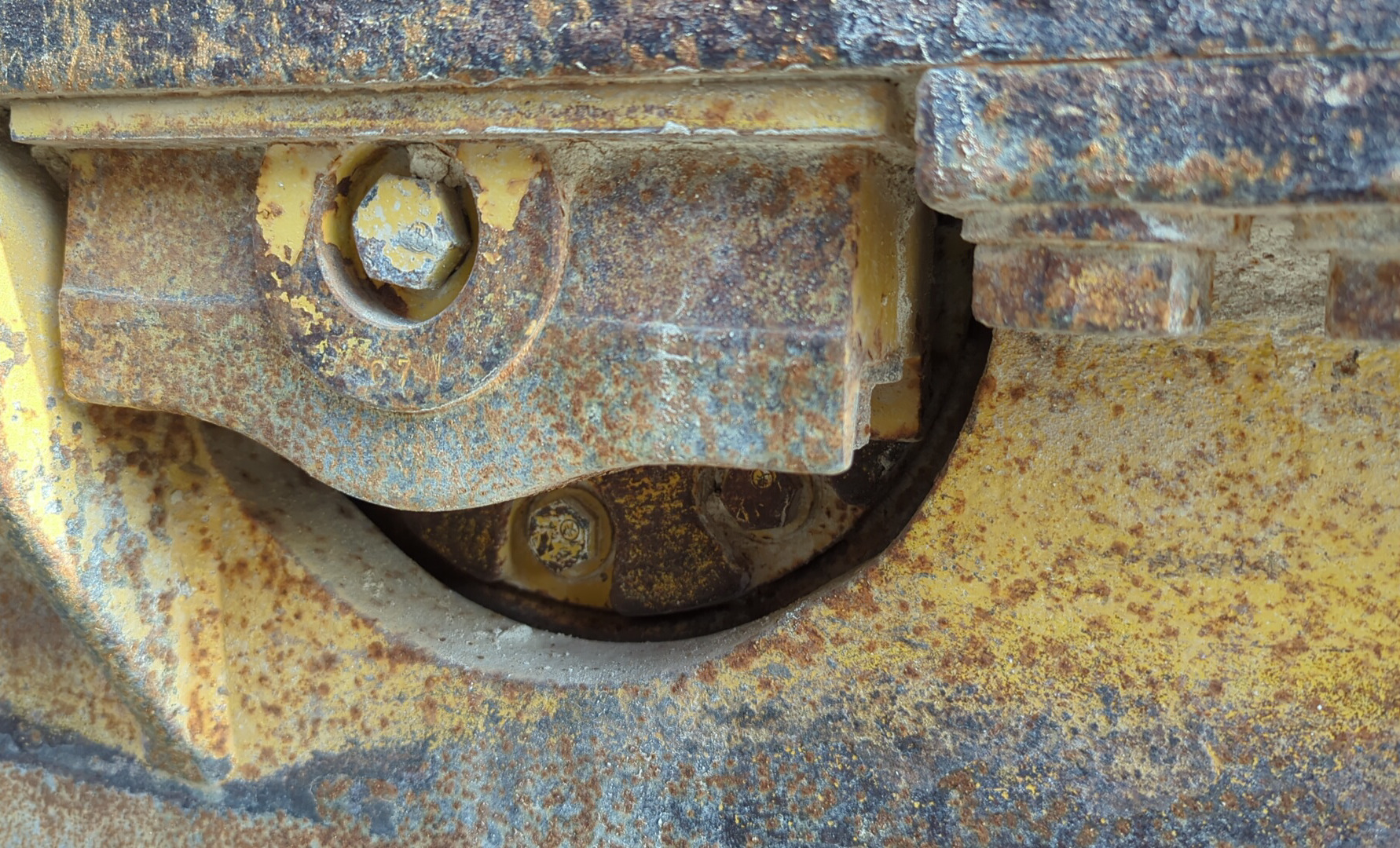 CDB-020-Komatsu-D155A-6R-Crawler-dozers-inspection-Undercarriage-Left-track-rollers-1