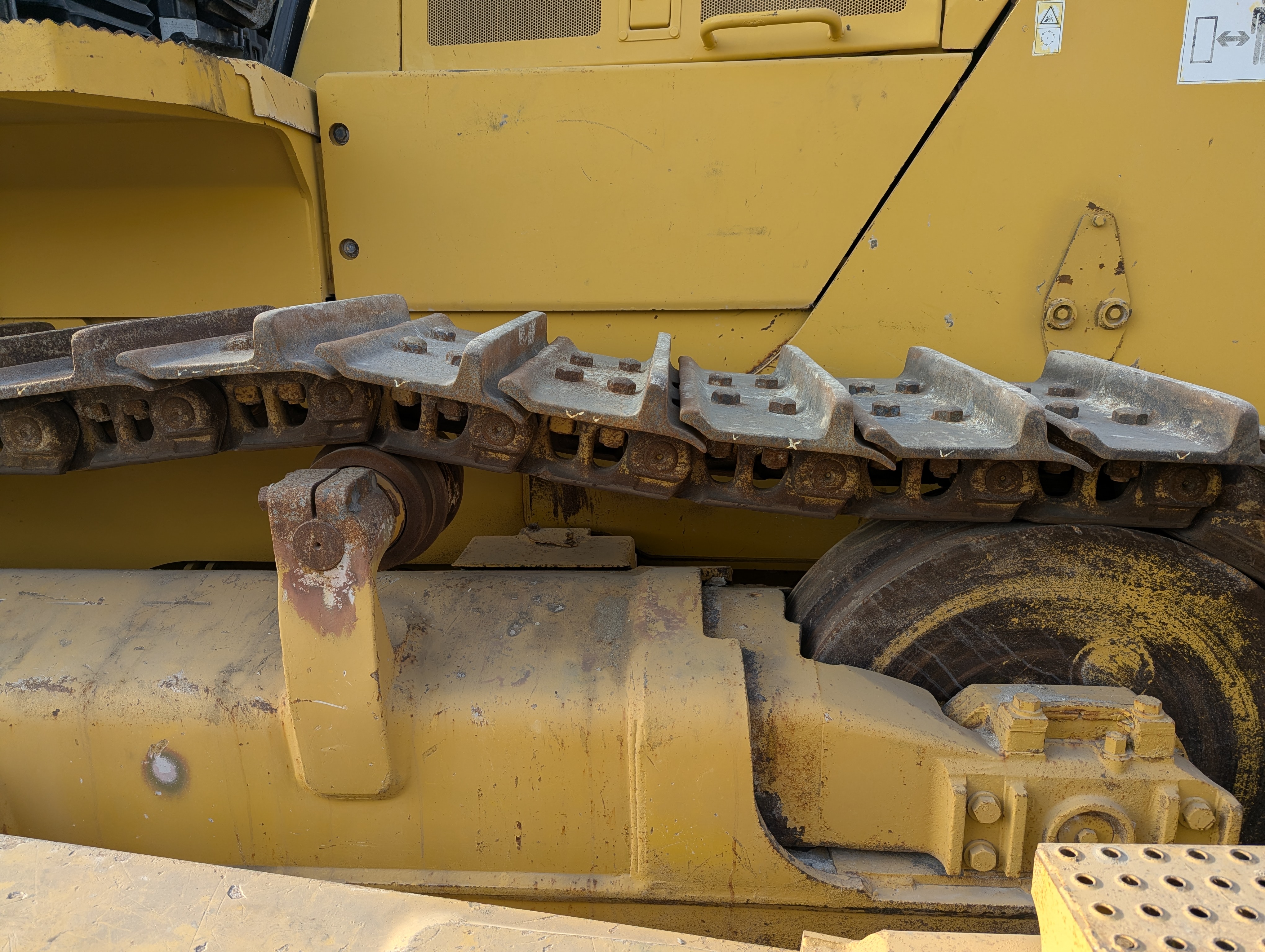 CDB-020-Komatsu-D155A-6R-Crawler-dozers-inspection-Undercarriage-Right-track-tensioner-1