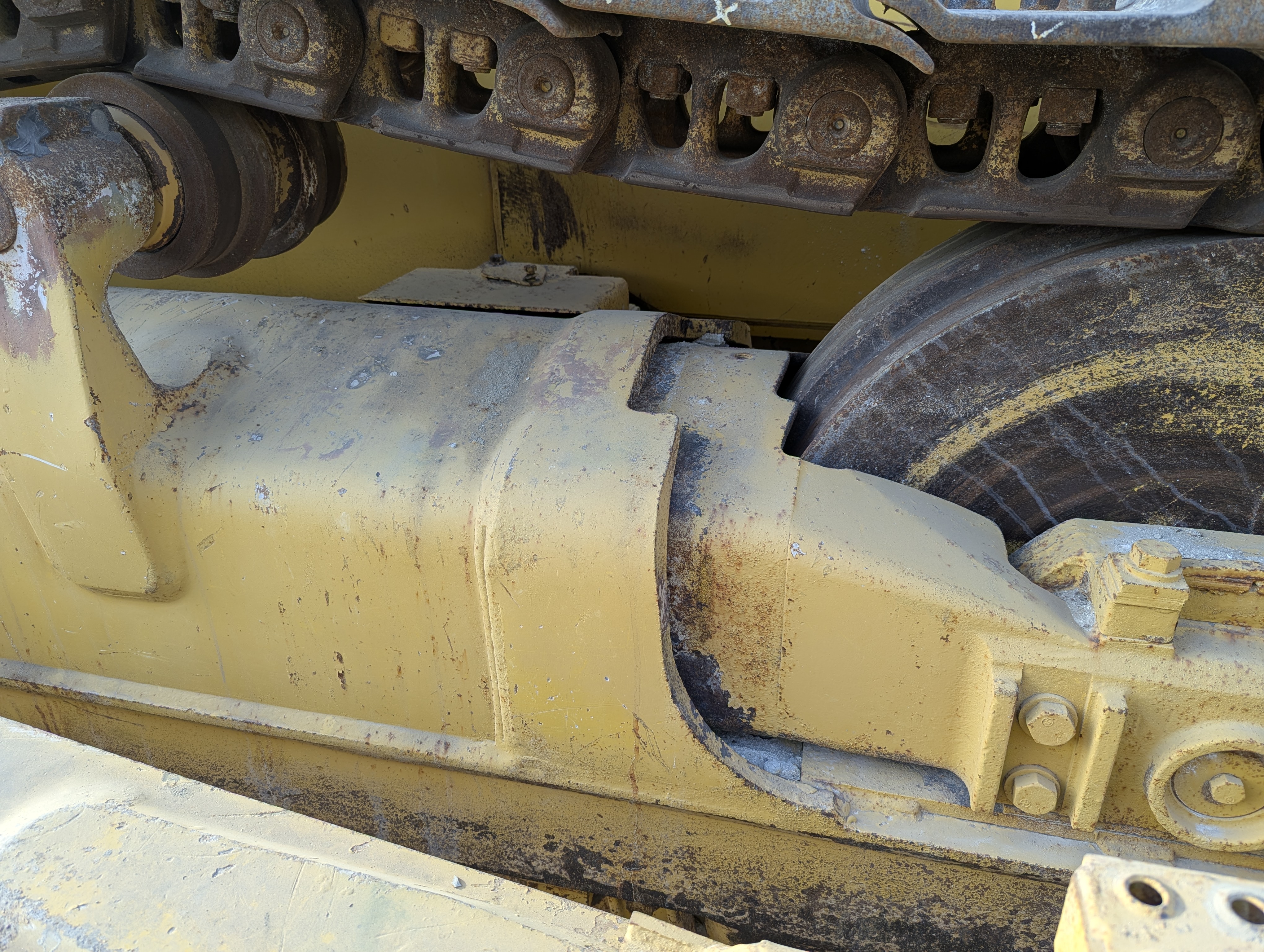 CDB-020-Komatsu-D155A-6R-Crawler-dozers-inspection-Undercarriage-Right-track-tensioner-1