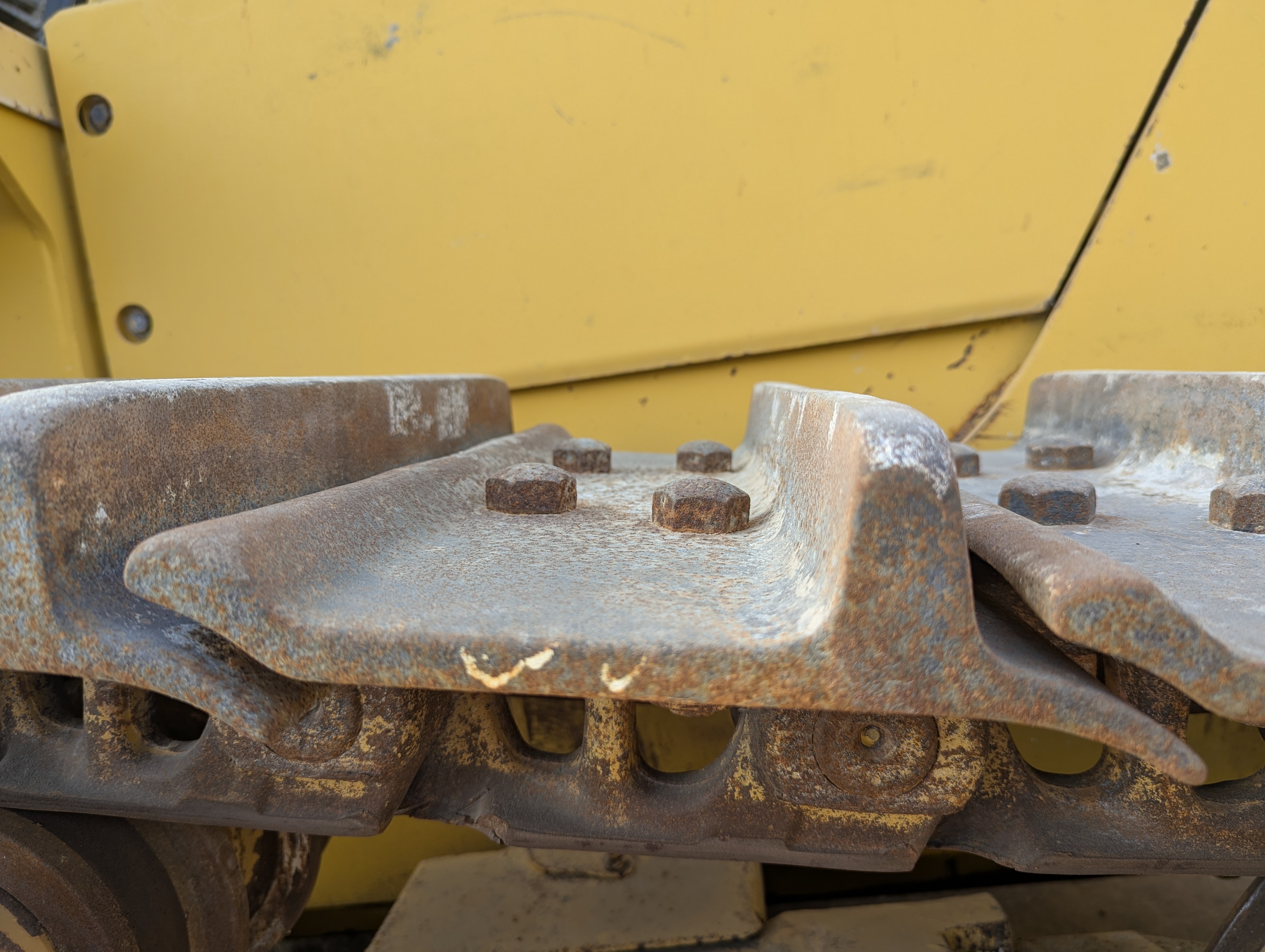 CDB-020-Komatsu-D155A-6R-Crawler-dozers-inspection-Undercarriage-Left-grouser-height-1