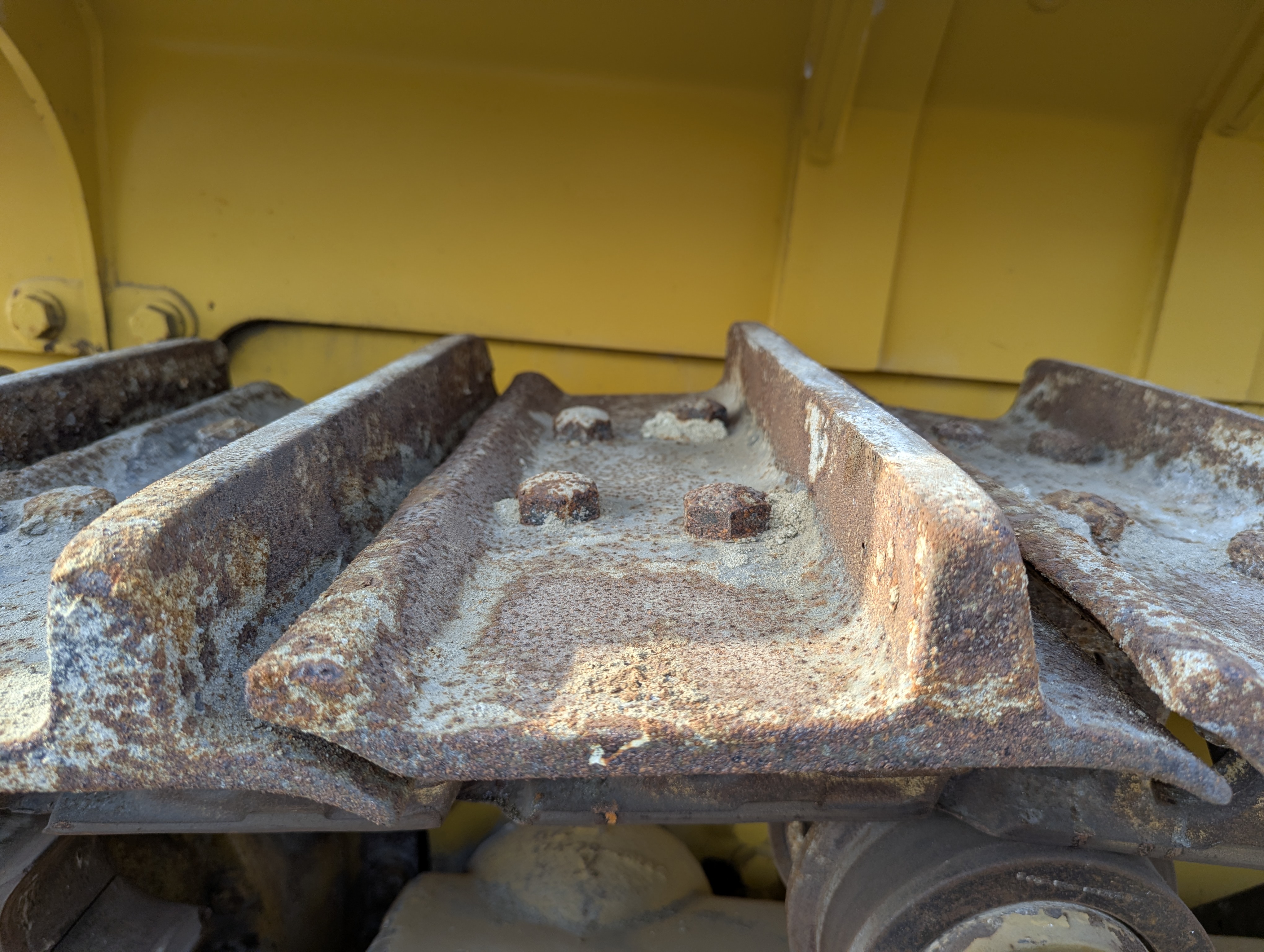 CDB-020-Komatsu-D155A-6R-Crawler-dozers-inspection-Undercarriage-Right-grouser-height-1