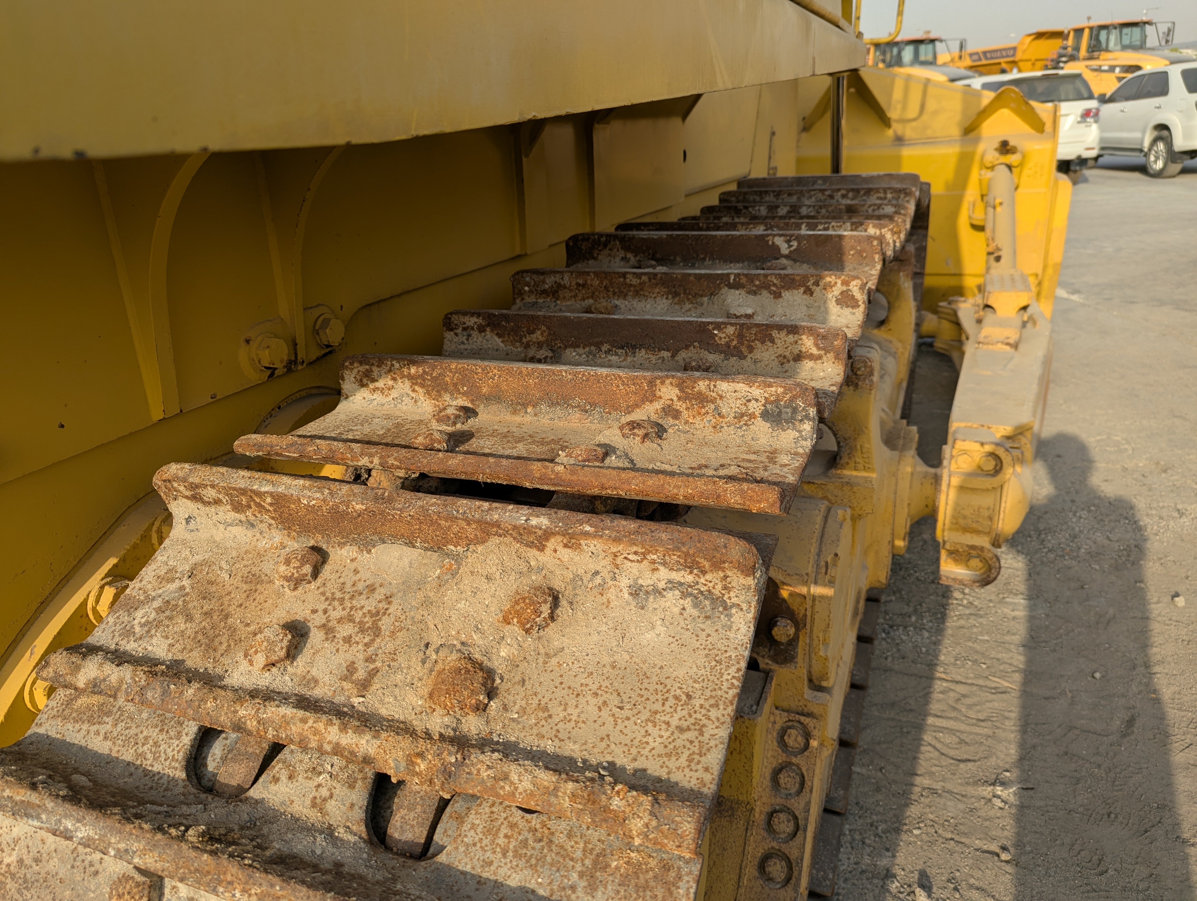 CDB-020-Komatsu-D155A-6R-Crawler-dozers-inspection-Undercarriage-Right-track-shoes-1