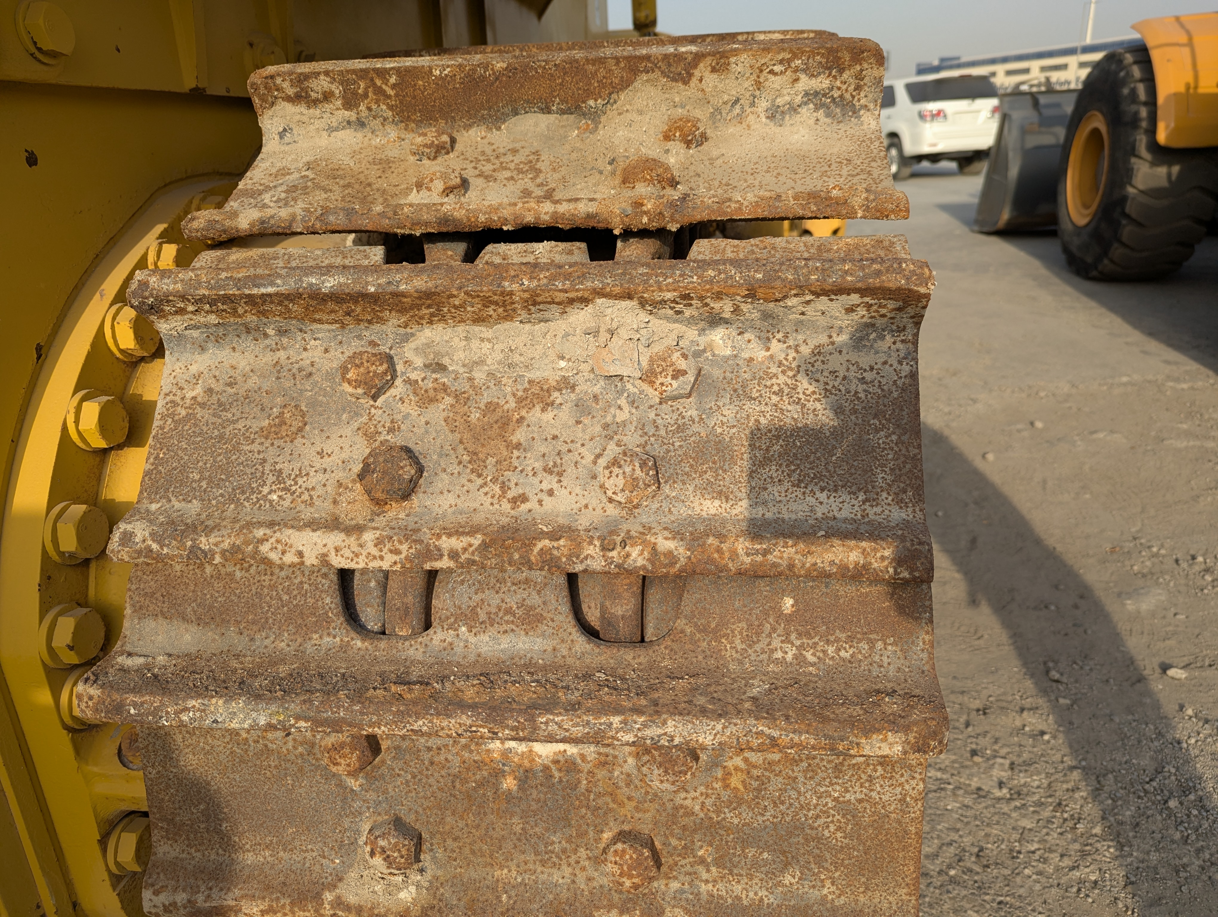 CDB-020-Komatsu-D155A-6R-Crawler-dozers-inspection-Undercarriage-Right-track-shoes-1