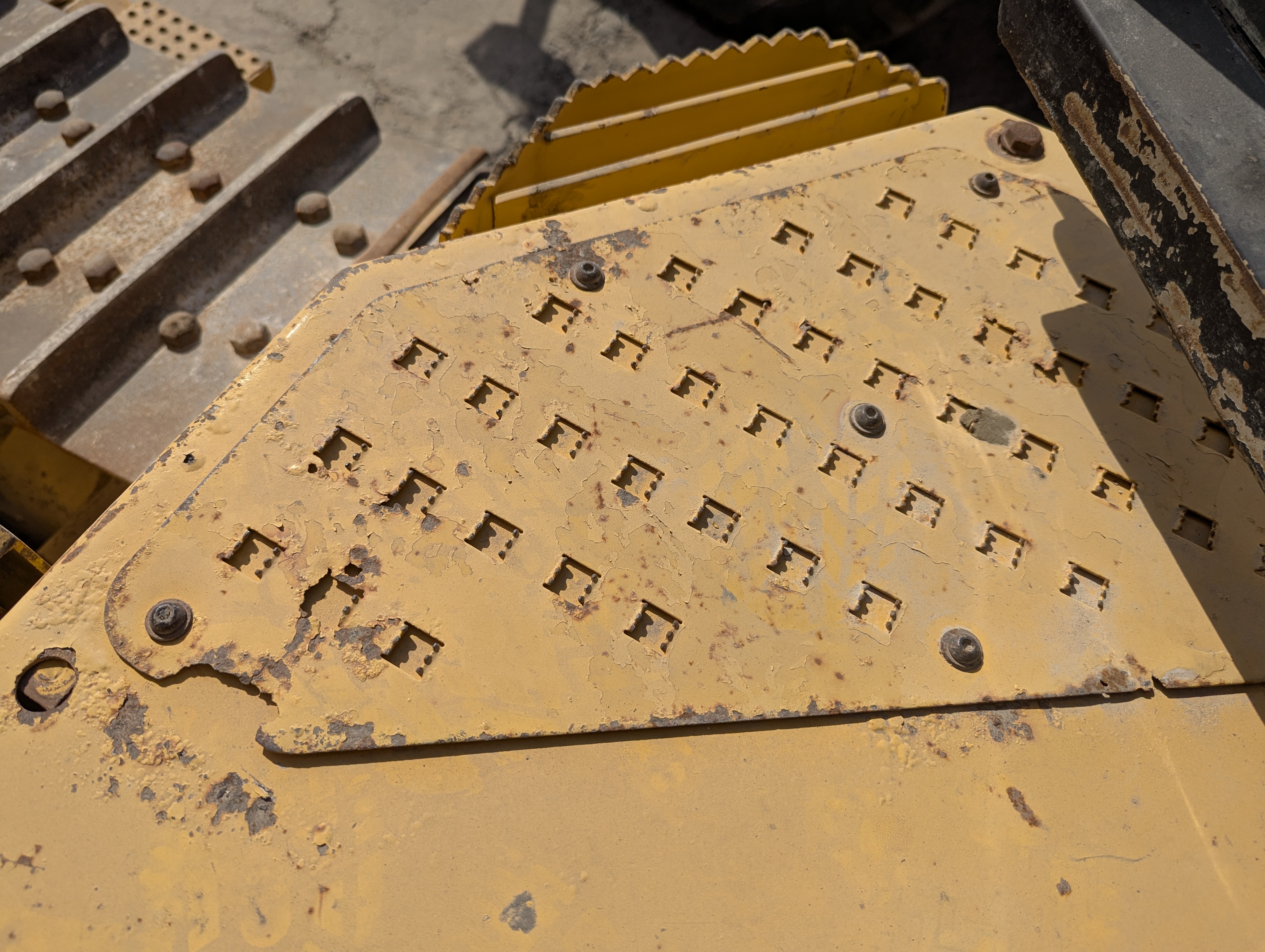 CDB-020-Komatsu-D155A-6R-Crawler-dozers-inspection-Structure-Sheet-metal-(fiberglass)-4