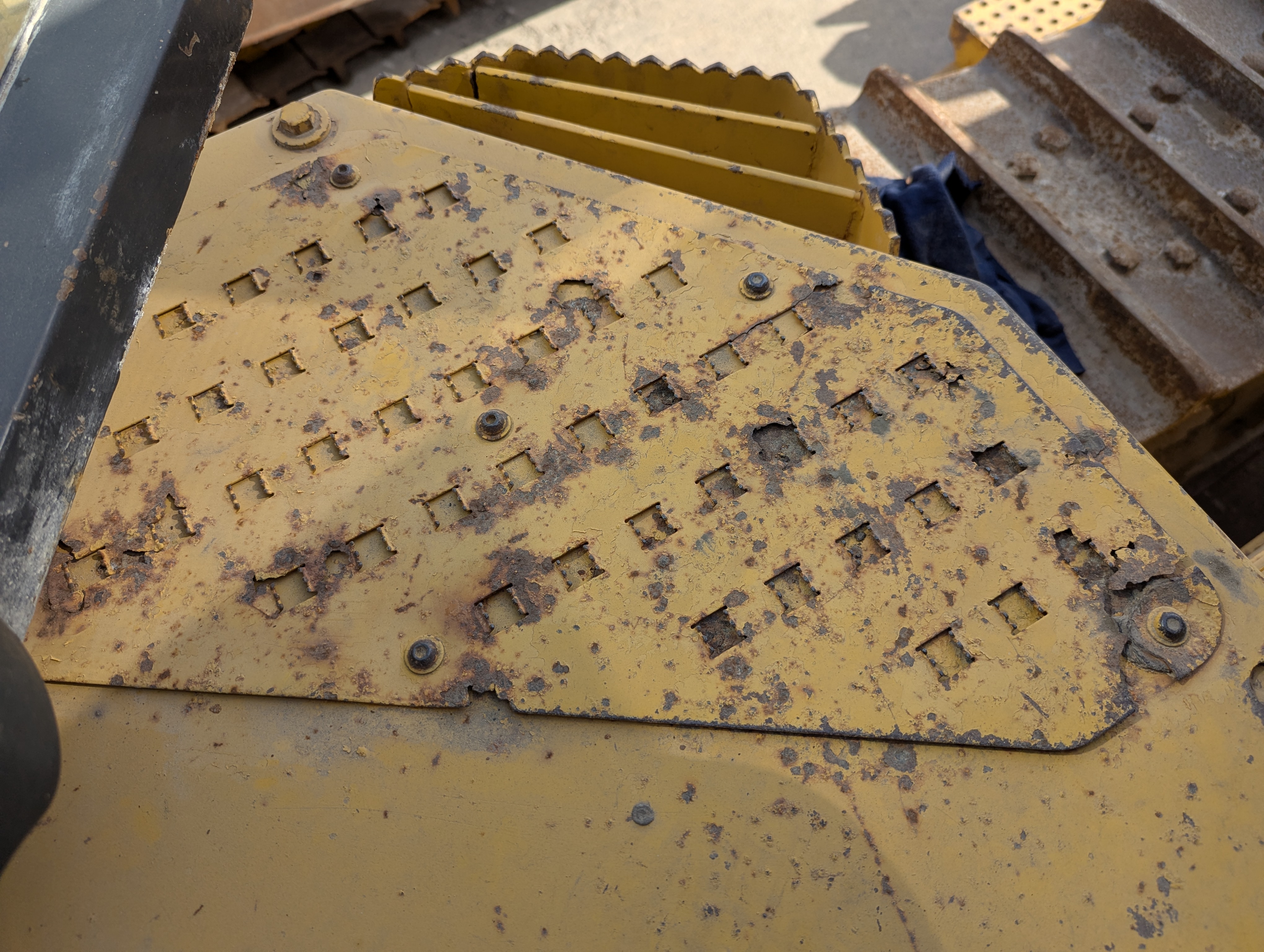 CDB-020-Komatsu-D155A-6R-Crawler-dozers-inspection-Structure-Sheet-metal-(fiberglass)-4
