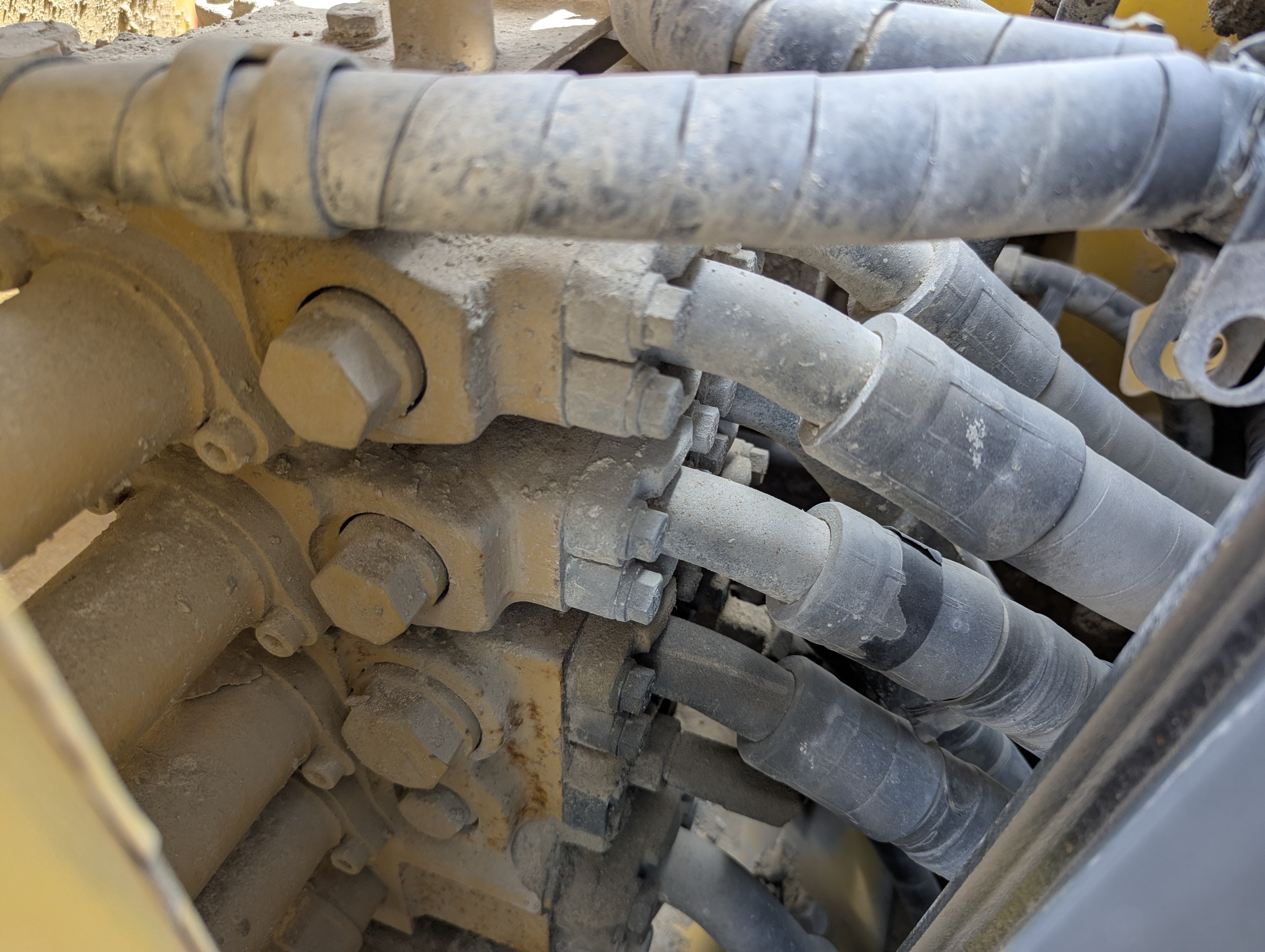 CDB-020-Komatsu-D155A-6R-Crawler-dozers-inspection-Hydraulics-Main-control-valve-(MCV)-1