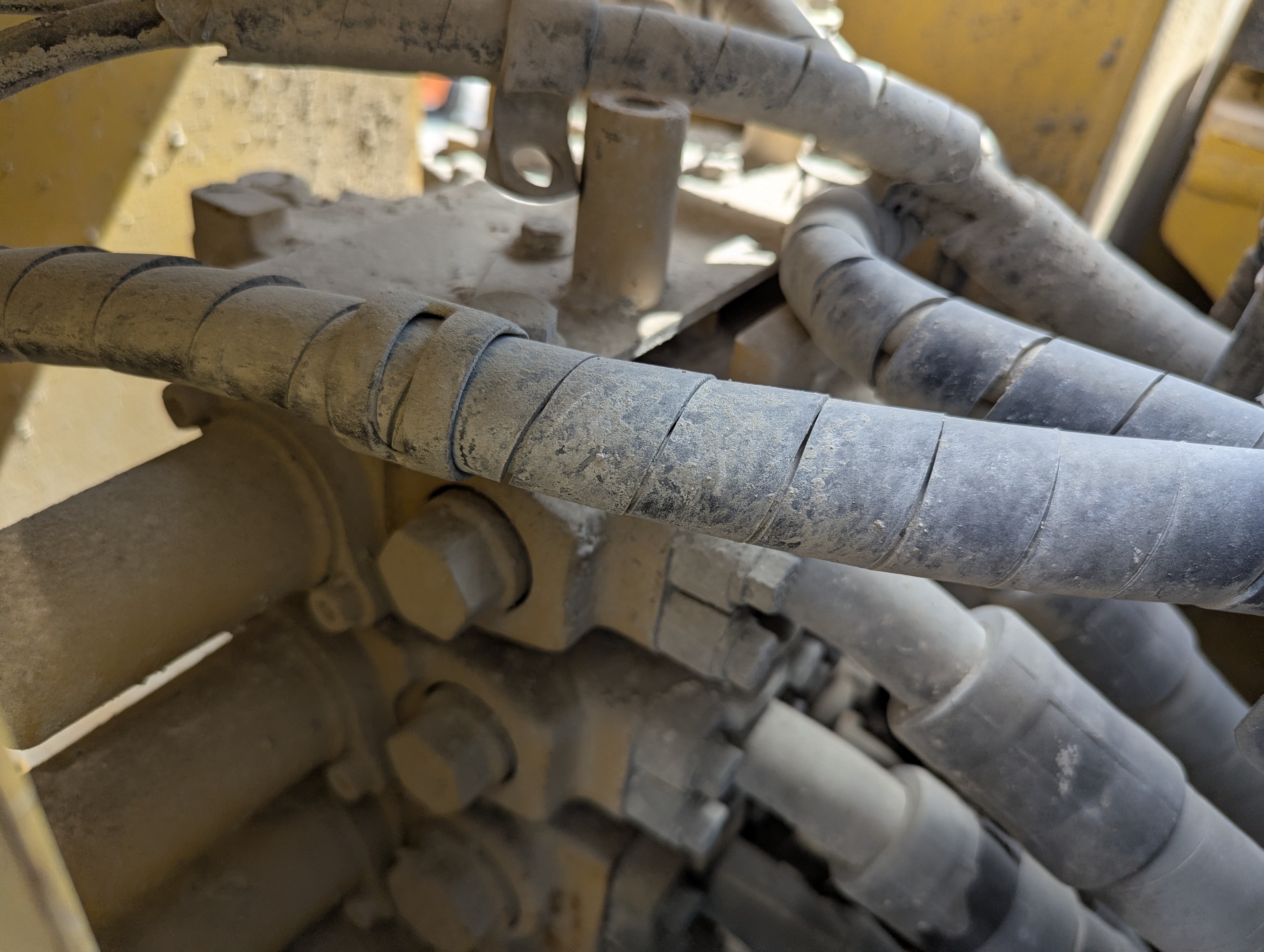 CDB-020-Komatsu-D155A-6R-Crawler-dozers-inspection-Hydraulics-Main-control-valve-(MCV)-1