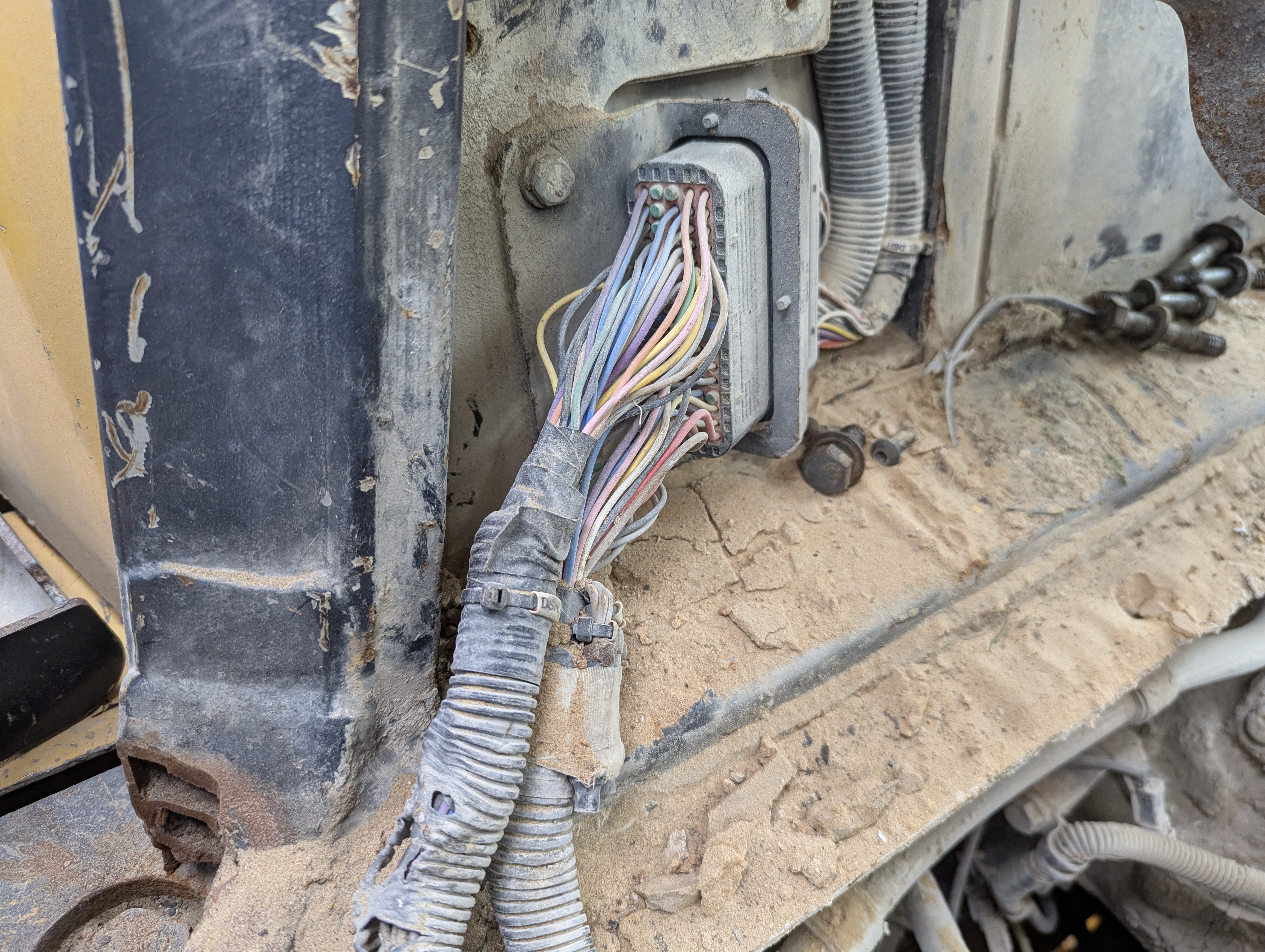 CDB-020-Komatsu-D155A-6R-Crawler-dozers-inspection-Electronics-Main-harness-4
