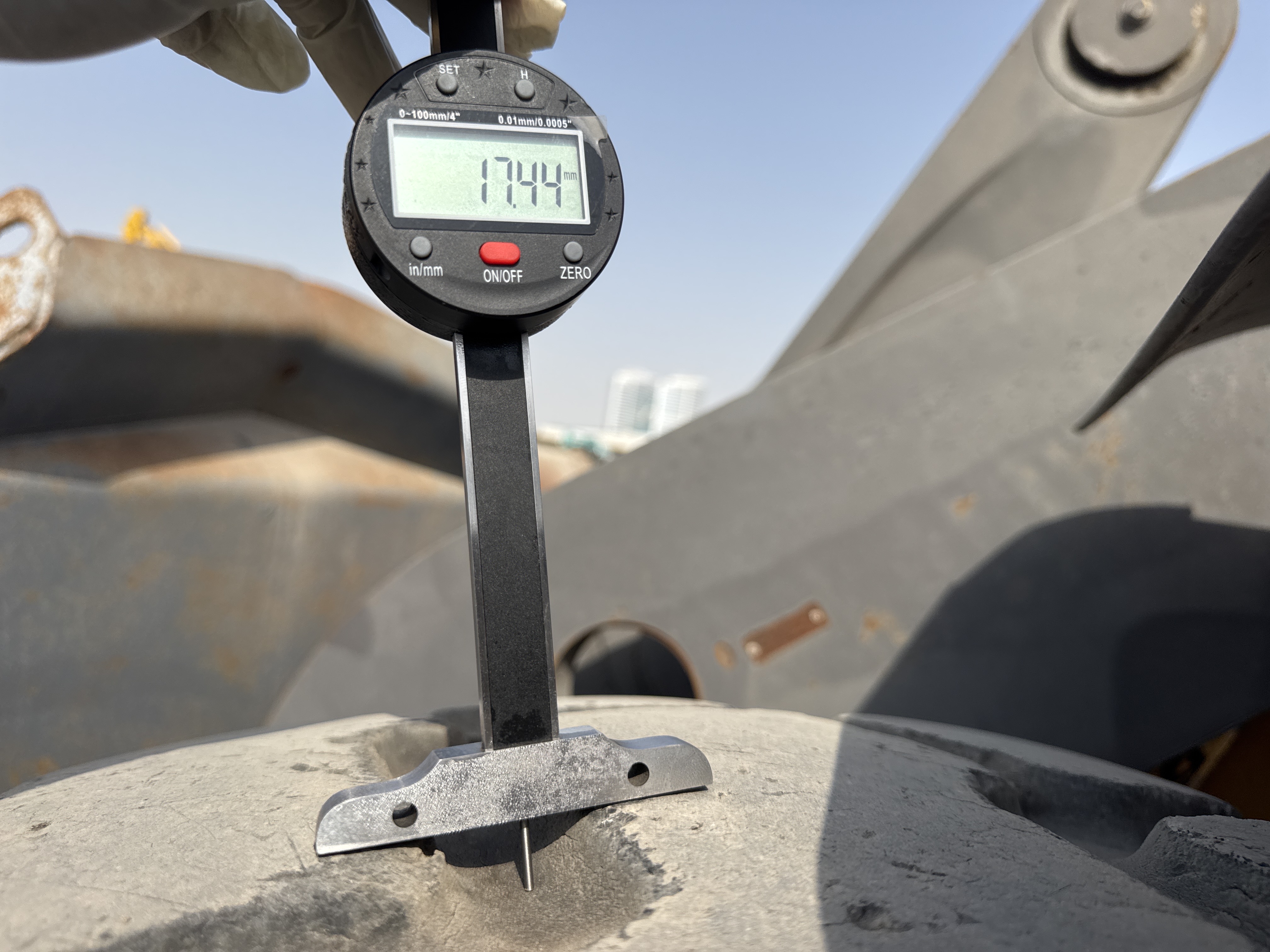 WHL-011-فولفو-L120F-لوادر-بعجلات-فحص-الهيكل-الإطار-الأمامي-الأيسر---عمق-المداس-1