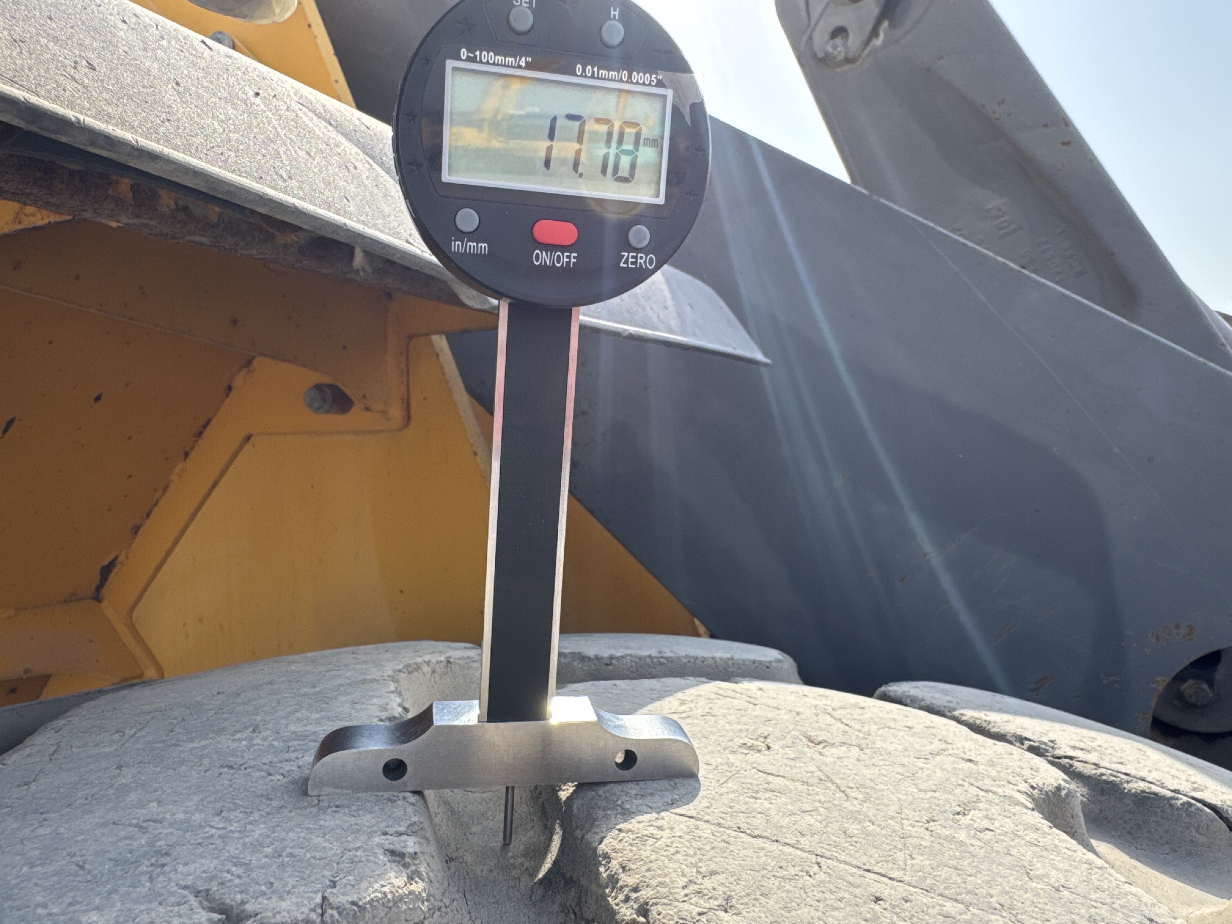 WHL-011-فولفو-L120F-لوادر-بعجلات-فحص-الهيكل-الإطار-الأمامي-الأيمن---عمق-المداس-1
