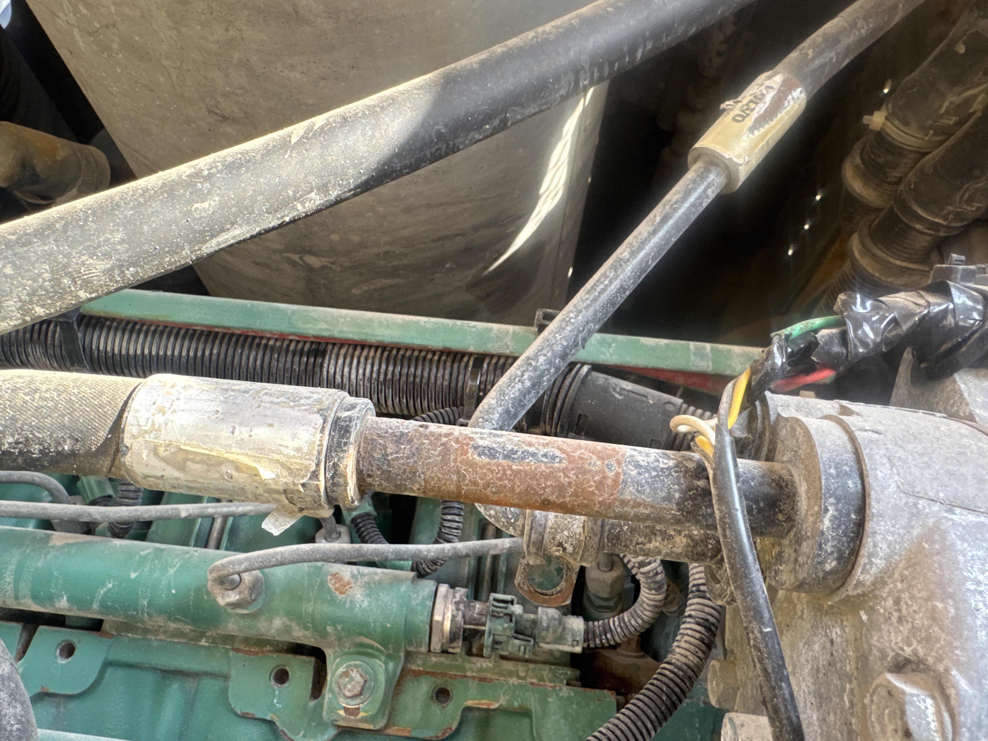 WHL-011-فولفو-L120F-لوادر-بعجلات-فحص-نظام-التكييف-خطوط-التبريد-1