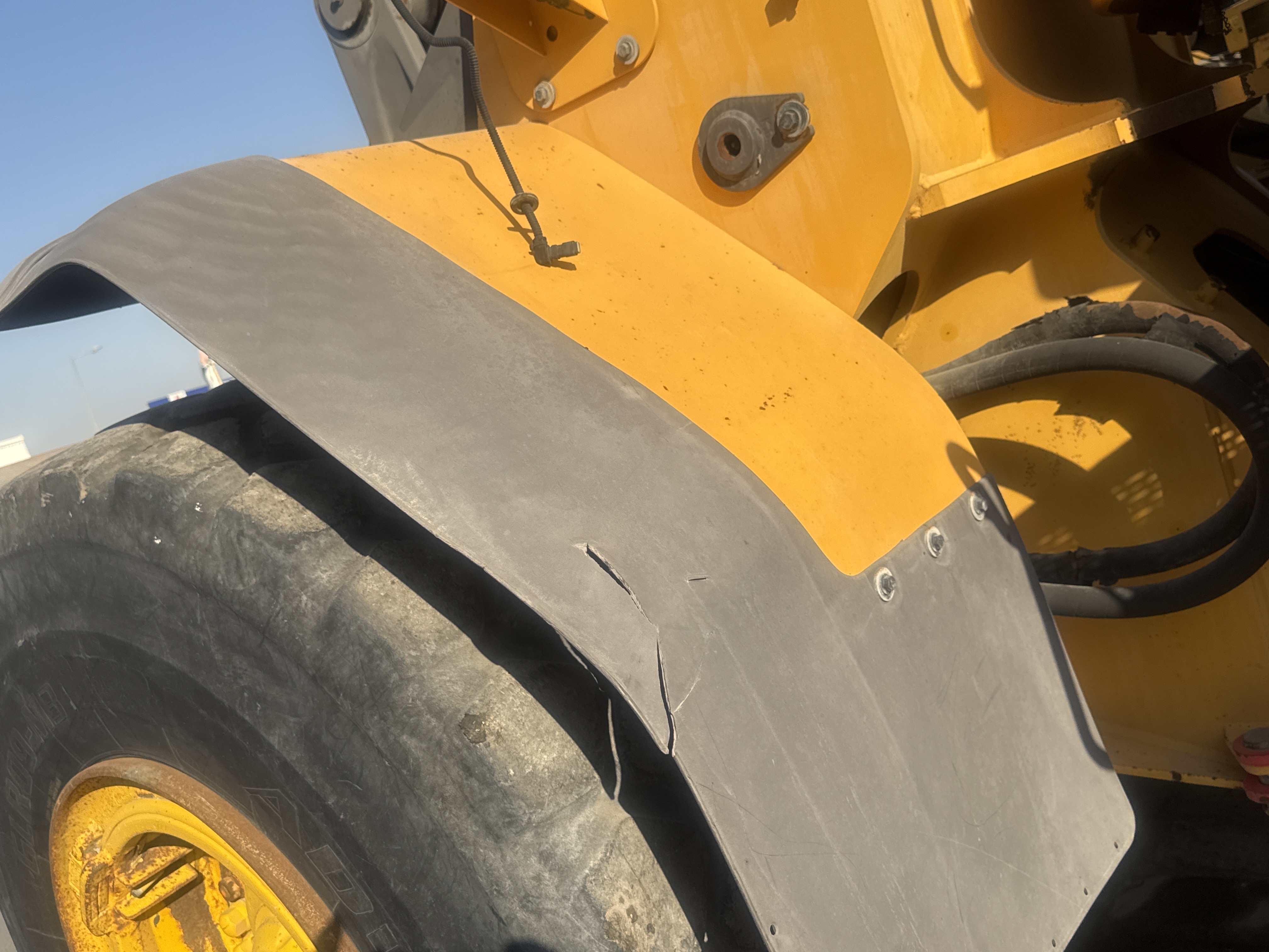WHL-011-فولفو-L120F-لوادر-بعجلات-فحص-الهيكل-الصفائح-المعدنية-(الفيبرجلاس)-1