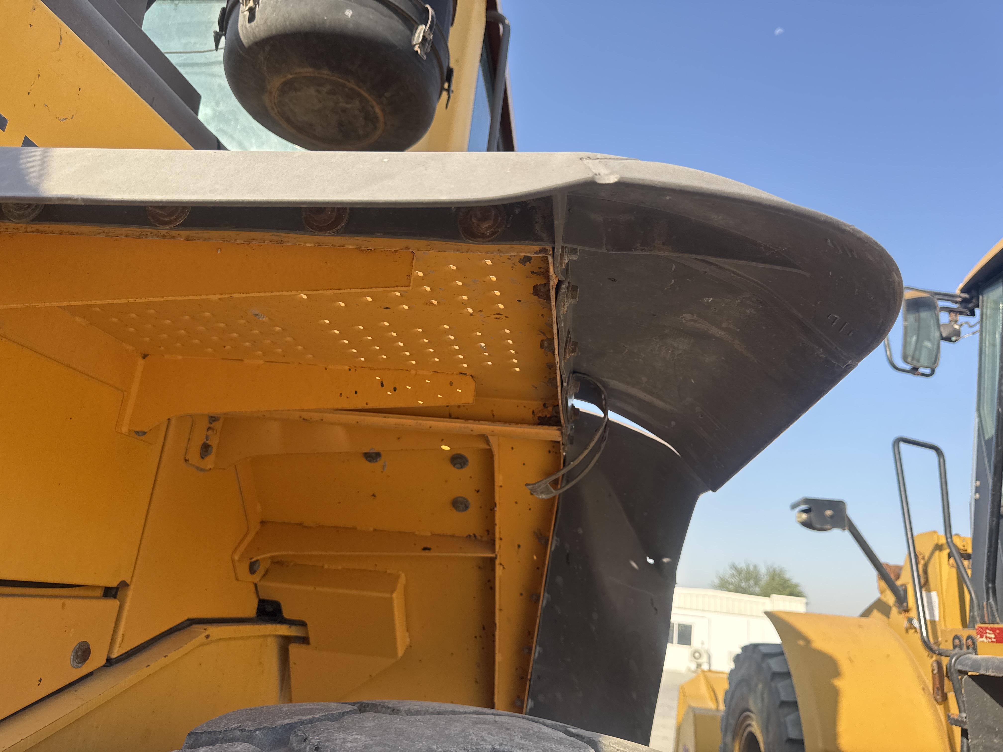 WHL-011-فولفو-L120F-لوادر-بعجلات-فحص-الهيكل-الصفائح-المعدنية-(الفيبرجلاس)-1