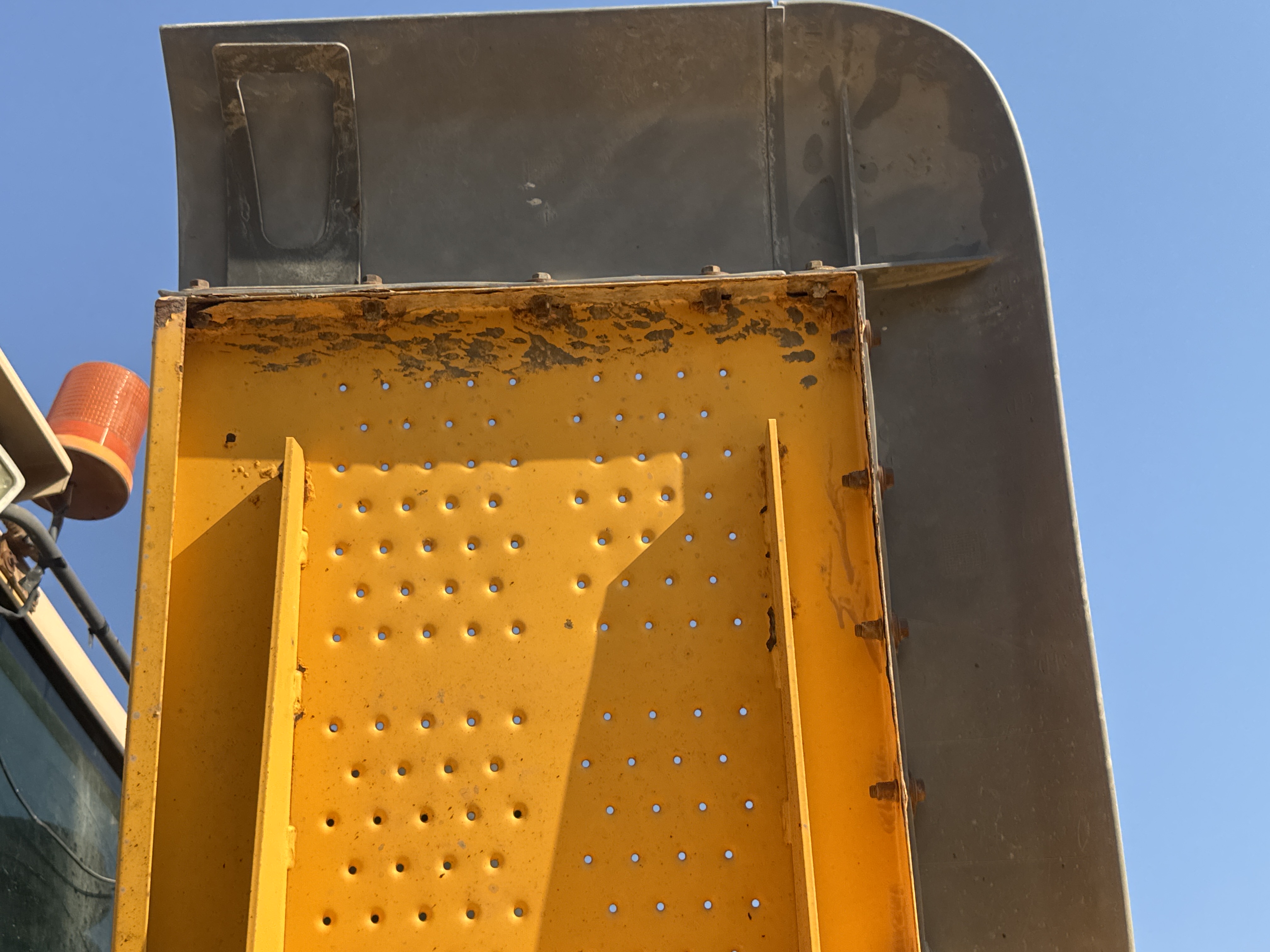 WHL-011-فولفو-L120F-لوادر-بعجلات-فحص-الهيكل-الصفائح-المعدنية-(الفيبرجلاس)-1