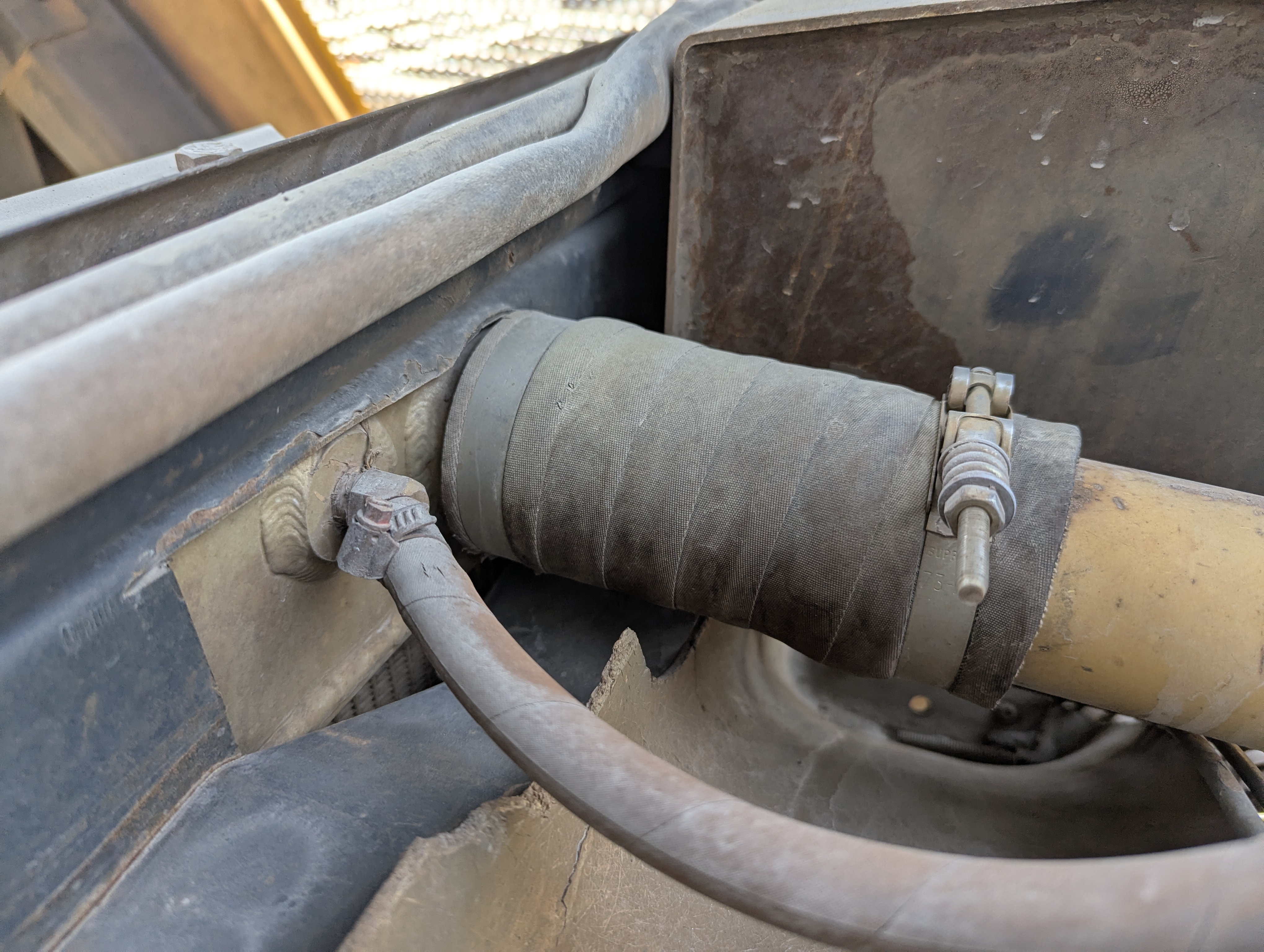 WHL-013-Cat-966H-Wheel-loaders-inspection-Engine-Hoses-1