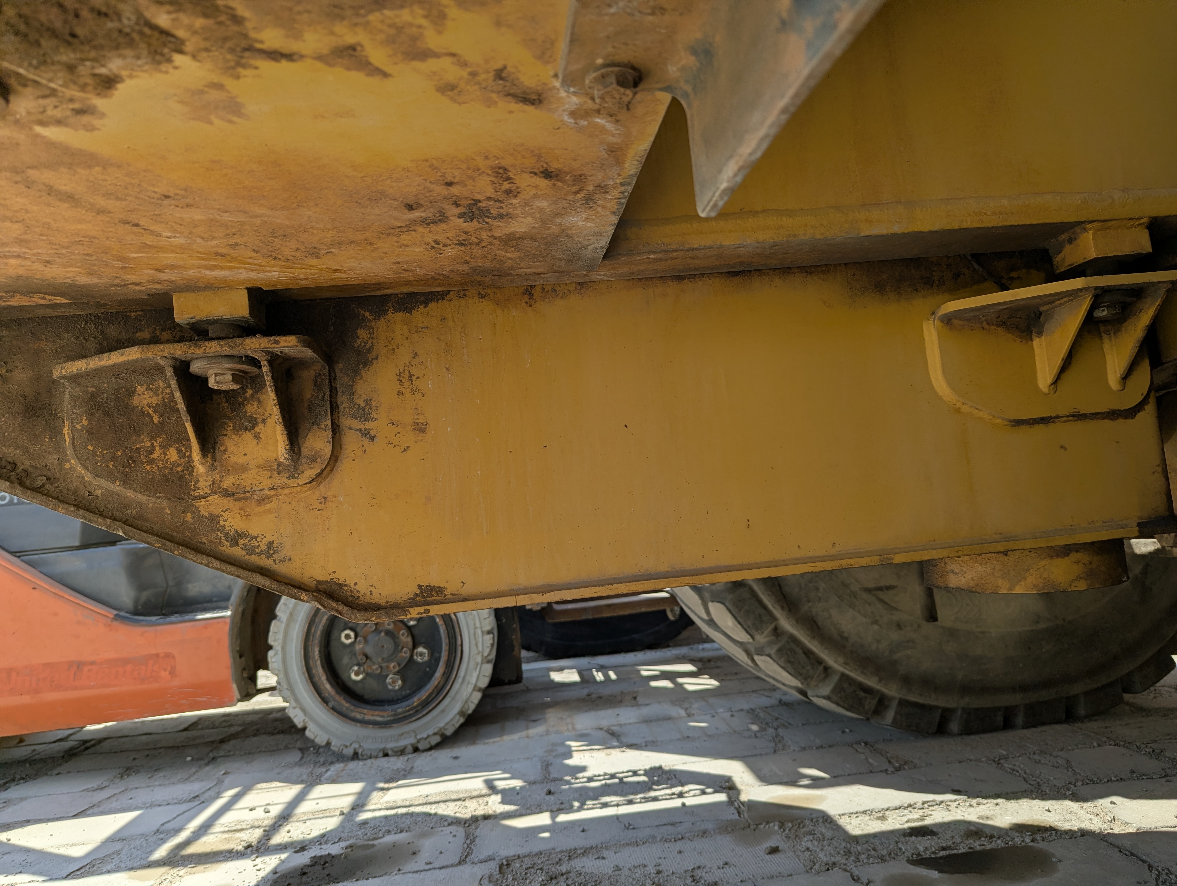 WHL-013-Cat-966H-Wheel-loaders-inspection-Engine-Fuel-tank-1