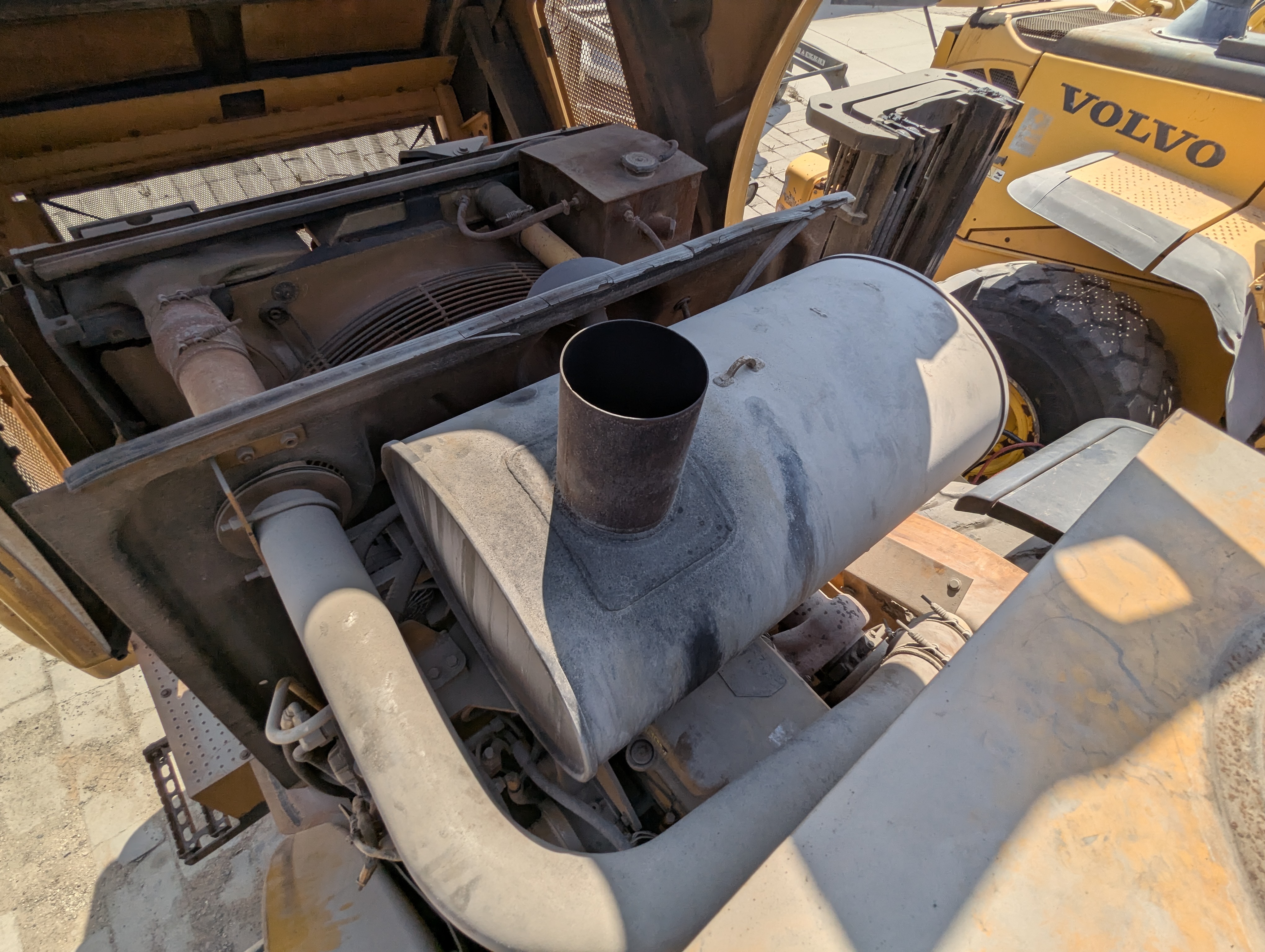 WHL-013-Cat-966H-Wheel-loaders-inspection-Engine-Exhaust-system-1